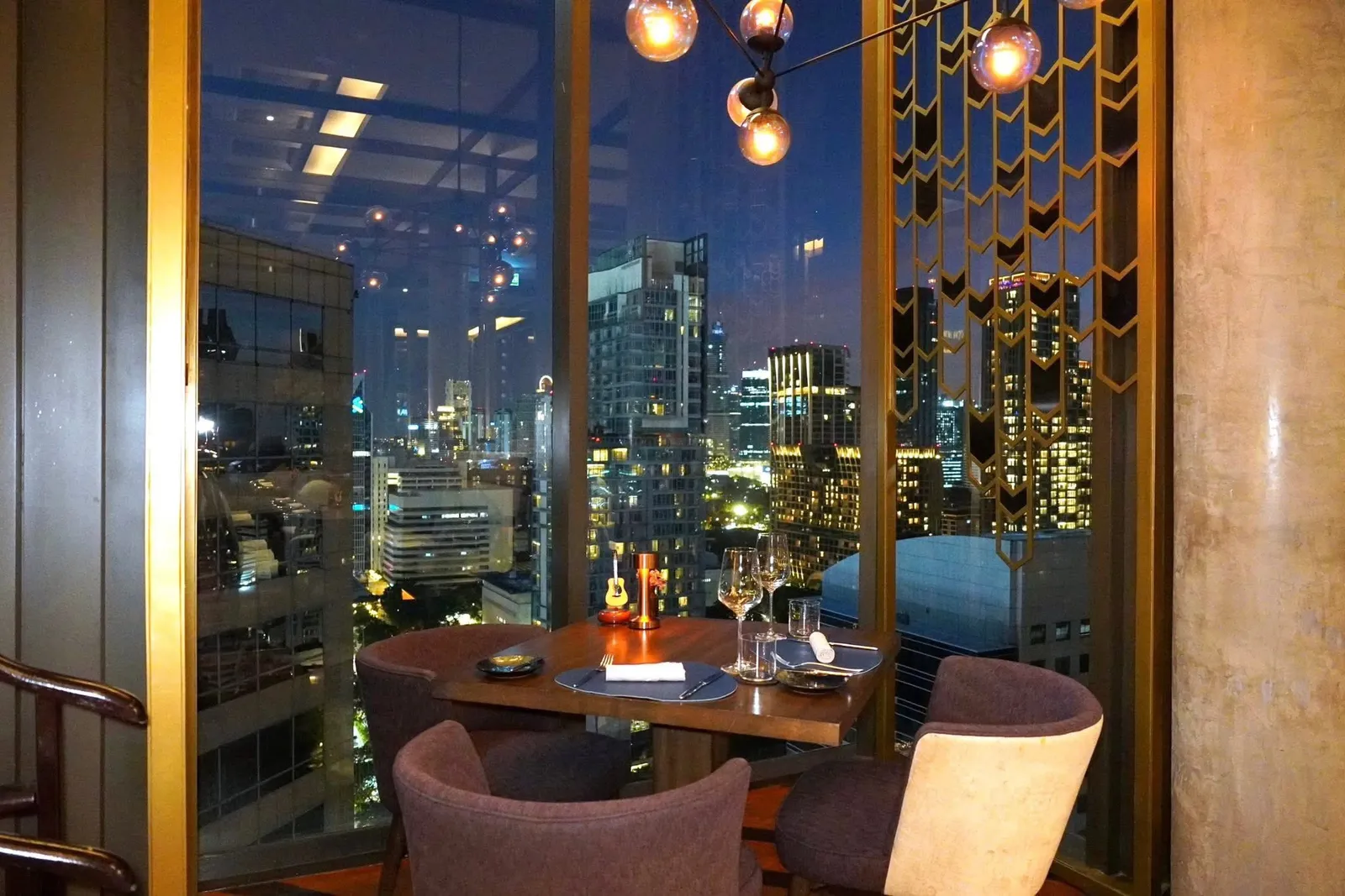 หลังจากดวงอาทิตย์ลับขอบฟ้าทางร้านจะหรี่ไฟลงจนสลัวสร้างบรรยากาศให้โรแมนติคมากขึ้น อีกฝั่งหนึ่งเป็นบาร์สำหรับชงเครื่องดื่ม