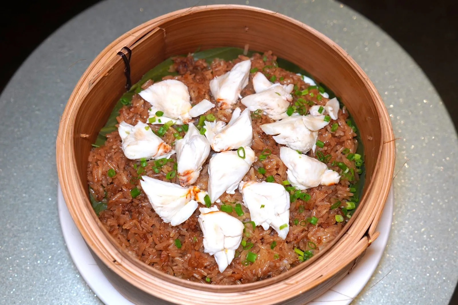 紅鱘蒸米糕 (488++)ข้าวเหนียวนึ่งเนื้อปูและกุ้งแห้งข้าวเหนียวนึ่งเสิร์ฟมาในตะกร้าไม้ไผ่ ด้านบนคือเนื้อปูที่ใส่มาจนล้นชนิดที่ตัดชิมทุกคำก็เจอเนื้อปูทุกคำ