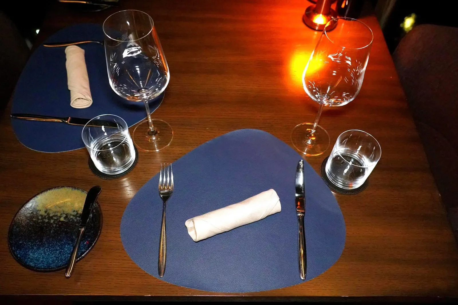 ตัวร้านตั้งอยู่บนชั้น 25 ของโรงแรม Indigo Bangkok Wireless Road โดดเด่นด้วยวิวมุมสูงของตึกและอาคาร