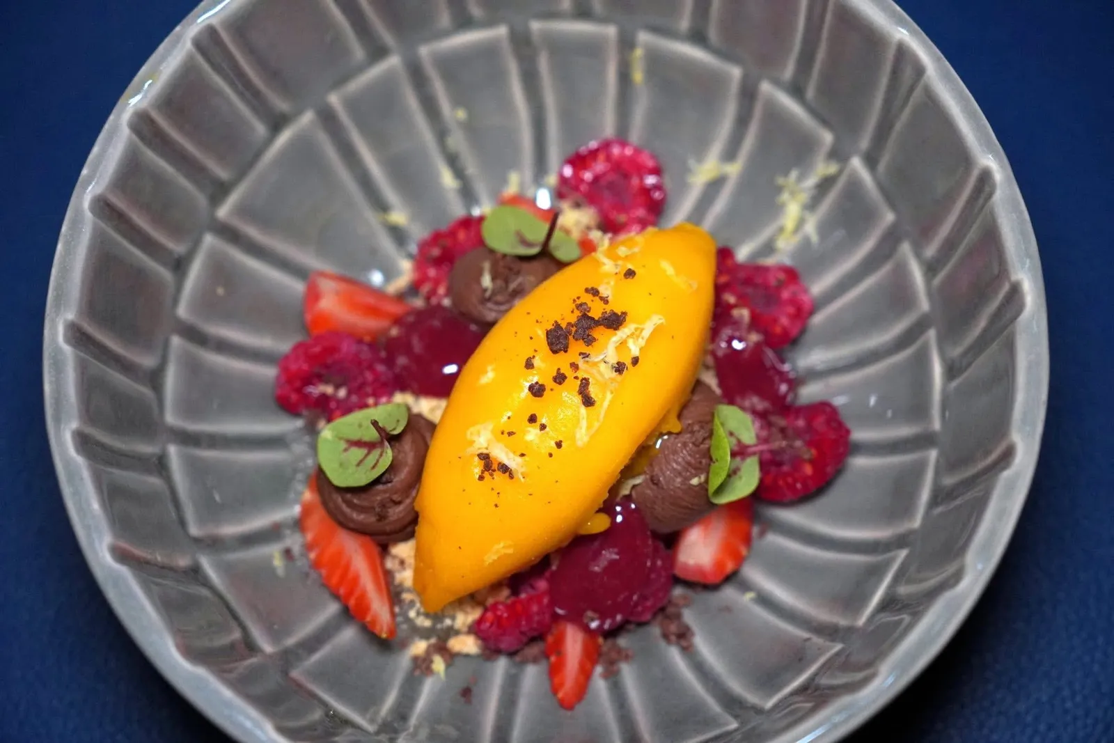 🥄 DESSERTMango Ice Cream, Fresh Mixed Berries, Chocolate Mousse, Coconut Gelของหวานเชฟเสิร์ฟมาเป็นซอร์เบท์มะม่วง ด้านล่างมีเบอร์รี่รวม ครัมเบิ้ลช็อกโกแลต ครัมเบิ้ลถั่วอัลมอนด์ ราสเบอร์รี่เจล มูสช็อกโกแลต และเจลมะพร้าว