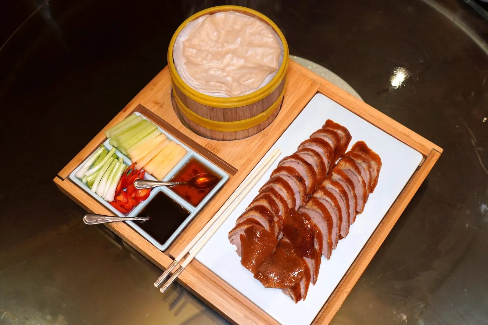 原隻北京片皮鴨 (港式) 兩食 (1,688++)เป็ดปักกิ่งฮ่องกงเราได้ลองชิมเป็ดปักกิ่งสไตล์ฮ่องกงโดยทางร้านเสิร์ฟมาแบบทั้งเนื้อและหนัง ควบคู่ไปกับเครื่องเคียงต่าง ๆ ไม่ว่าจะแคนตาลูป, เป็นแตงกวา, ต้นหอม, พริกซอย, แผ่นแป้งสำหรับห่อ และซอสฮอยซินรสเลิศ