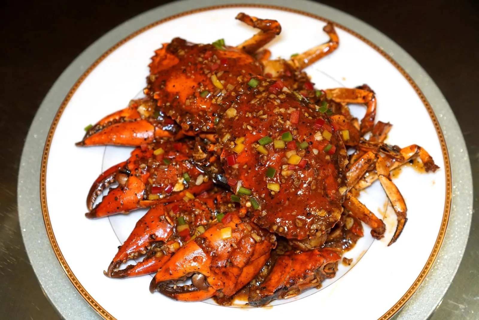 肉蟹黑椒醬 (250++/100 g)ปูทะเลผัดซอสพริกไทยดำเมนูที่จำเป็นต้องสั่งล่วงหน้าคือปูทะเล (ในที่นี้เสิร์ฟขนาดประมาณ 500 กรัม) โดยเชฟนำไปผัดกับซอสพริกไทยดำจนหอมขุ่นเข้ากันกับเนื้อปูหวาน ๆ ได้อย่างไรที่ติ