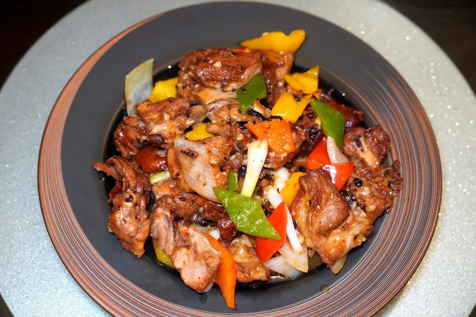 豆豉醬爆鴨骨架 (第二道)เนื้อเป็ดติดกระดูกผัดซอสเต้าซี่ (คอร์สที่สอง)สำหรับคอร์สที่สองเราเลือกนำเนื้อไปผัดกับซอสเต้าซี่ให้ความหอมและเค็ม กลมกล่อม