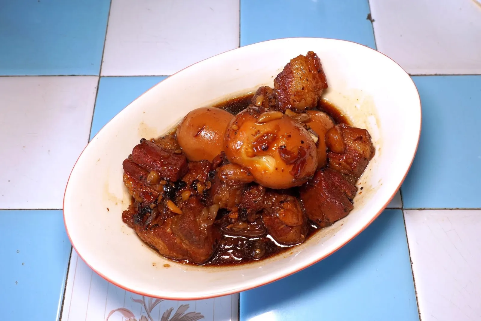 หมูฮ้อง ไข่ 3 ฟอง (250)หมูฮ้องเตรียมมาจากหมูสามชั้น ซอสรสหวานกลมกล่อมแต่ไม่เลี่ยน ไข่ทุกฟองสุกกำลังดี จับคู่กับข้าวสวยร้อน ๆ เข้ากันได้ดีมาก ๆ (14/20)