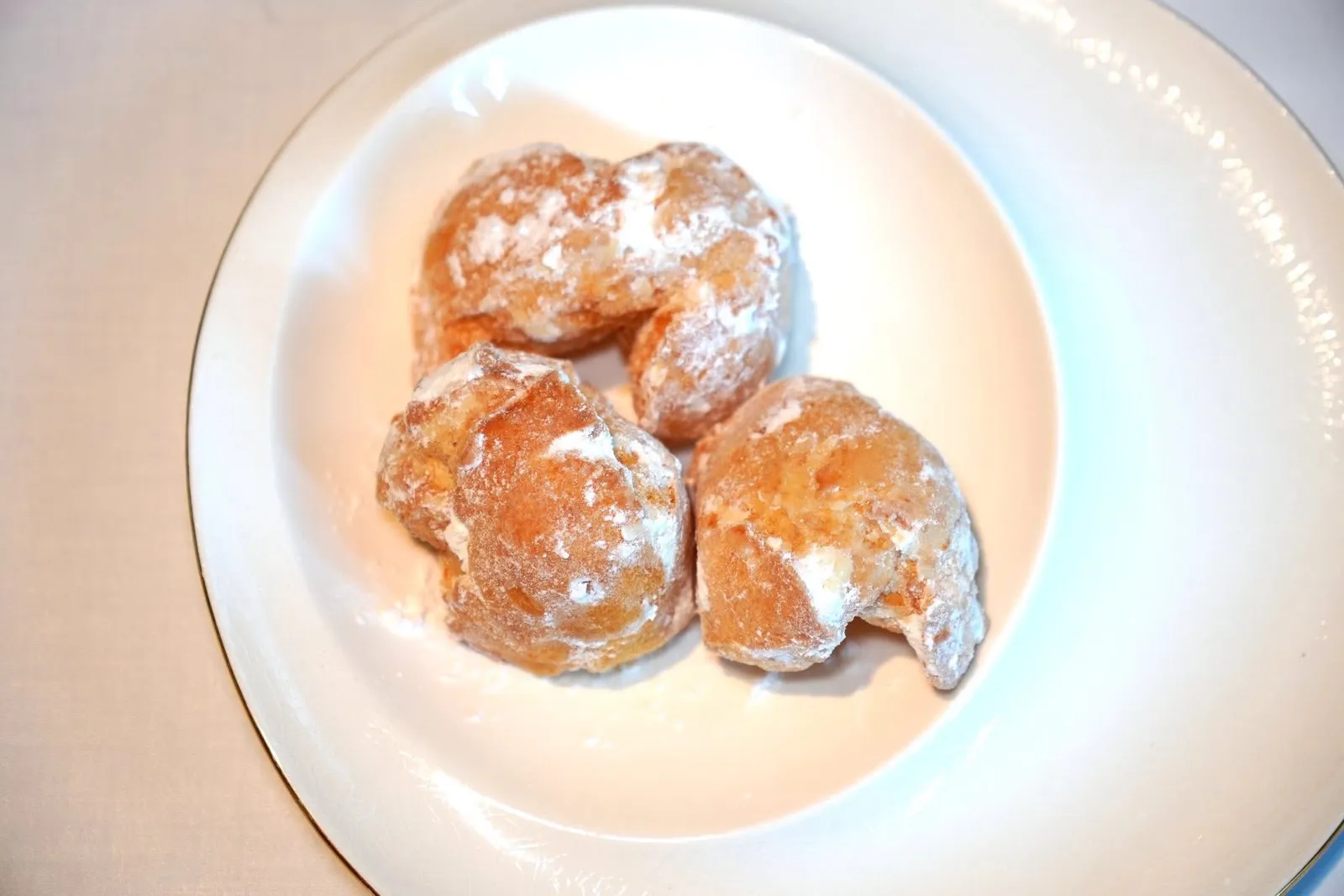 广府雪花凤凰球 (3件) (48 CNY+)Canton Style Sugar Egg Puffs (3 Pieces)พัฟไข่สไตล์กวางตุ้งดั้งเดิม เชฟบาลานซ์รสชาติหวานได้พอเหมาะ มีอโรมาของไข่ที่กลมกล่อม (14/20)