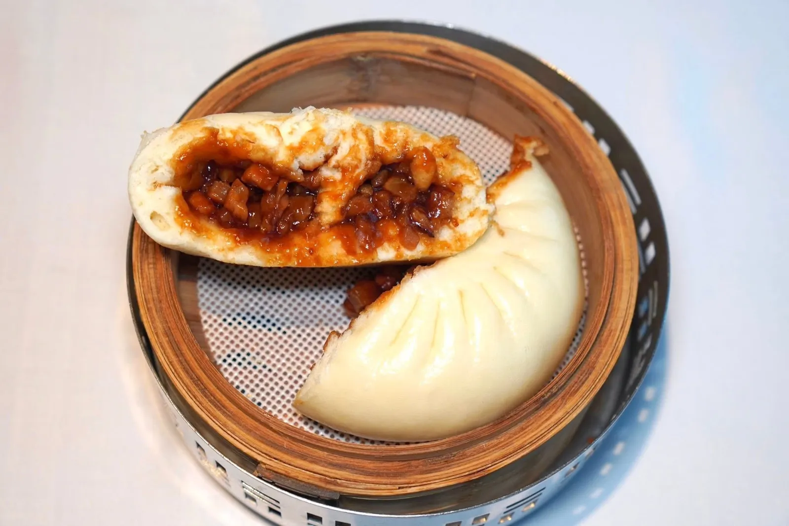 蜜汁叉烧大大包 (68 CNY+)Large Cha Siu Bunแป้งซาลาเปานุ่มหนึบ หมูแดงข้างในเนื้อนุ่มละมุน รสชาติหวานหอมกลมกล่อมมาก ๆ (15/20)