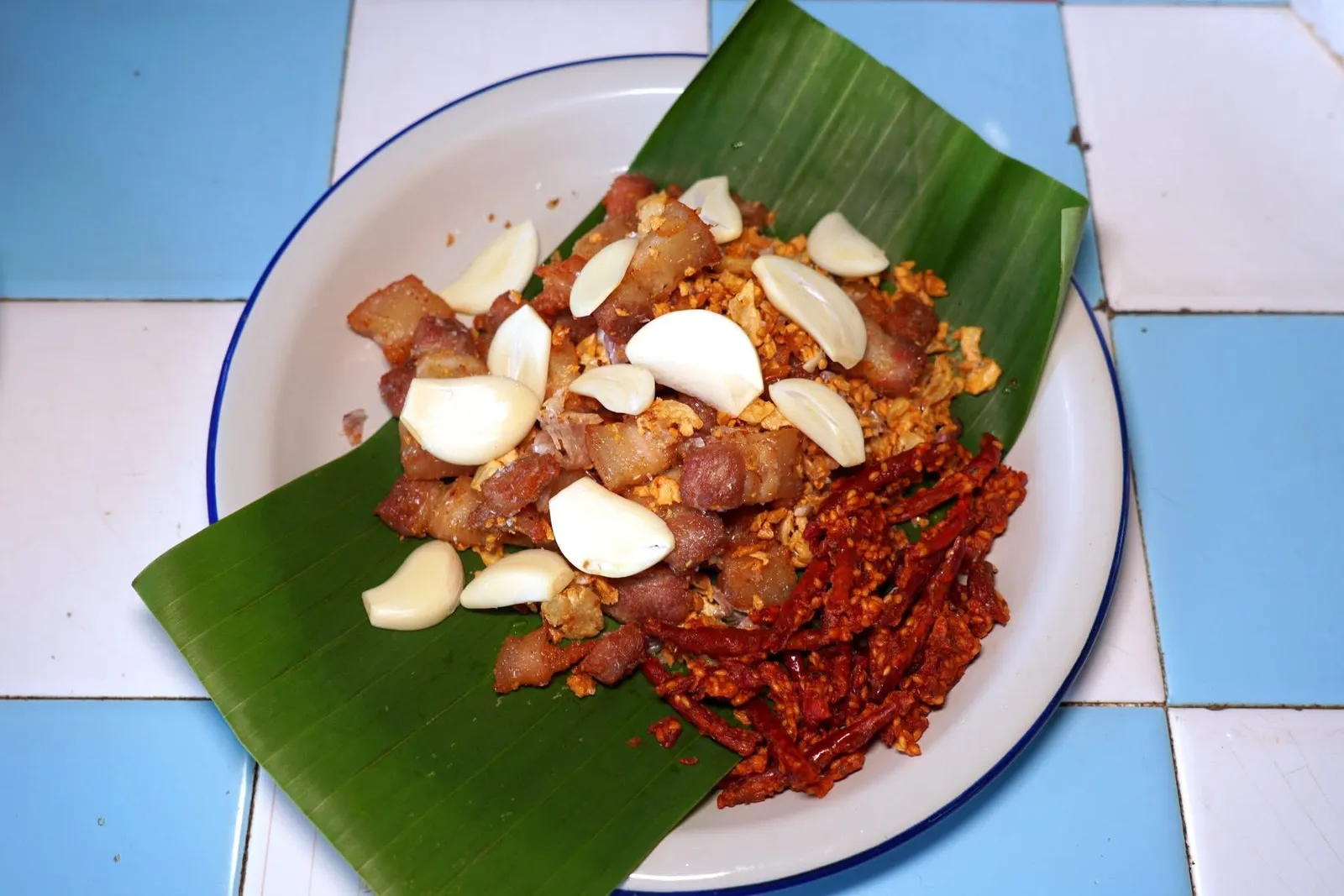 หมูคั่วเกลือ (230)ห้ามพลาดเมนูเด็ดอย่างหมูคั่วเกลือที่กรอบนอกฉ่ำในแบบไร้ที่ติ รสชาติเค็มพอประมาณ และหอมกลิ่นกระเทียมอีกด้วย (15/20)