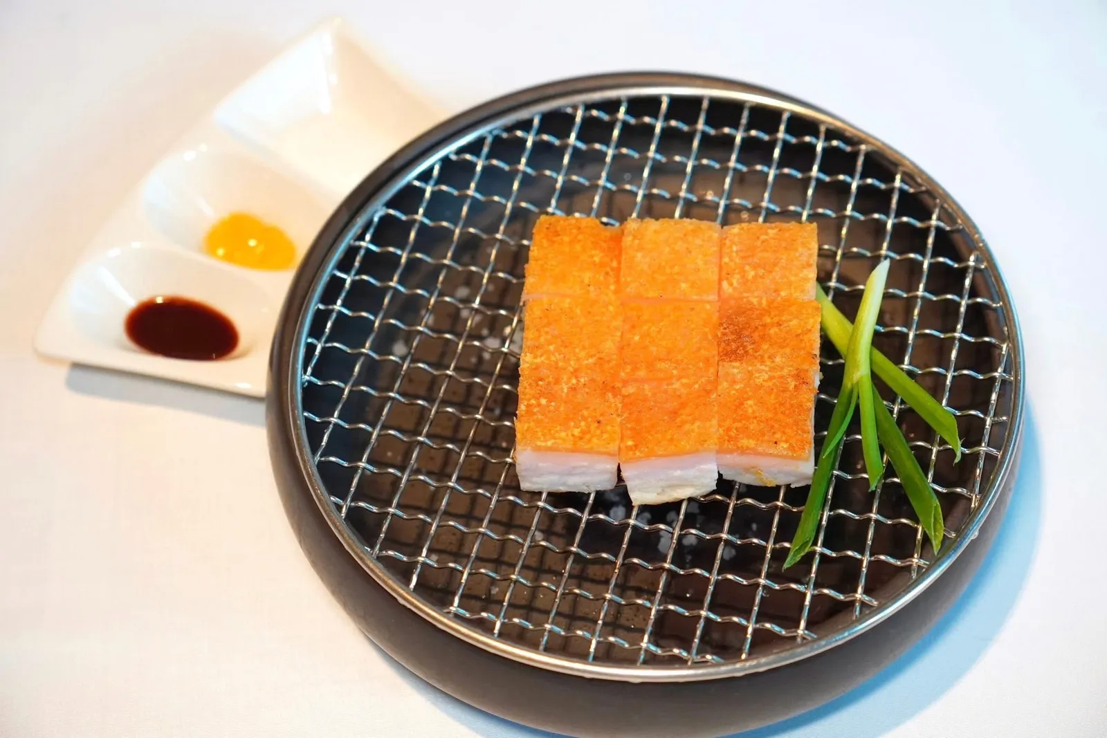 火焰炙烧脆皮三层肉 (例) (238 CNY+)Crispy Roasted Pork Bellyหมูสามชั้นที่คัดเฉพาะส่วนชิดกับหนังเพื่อให้มีความนุ่มและฉ่ำ ด้านล่างจะถูกเบิร์นด้วยไฟที่โต๊ะจนหอม ส่วนผิวมีความกรอบ พอเหมาะพอดี (15/20)