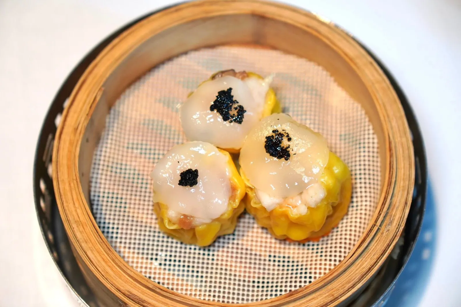 松露元贝蒸烧卖 (78 CNY+)Scallop and Pork Dumpling, Truffleขนมจีบหมูท็อปด้านบนด้วยหอยเชลล์แล่บาง ๆ โดยความหอมของเนื้อหมูและทรัฟเฟิลผสมผสานกันได้อย่างลงตัว (15/20)