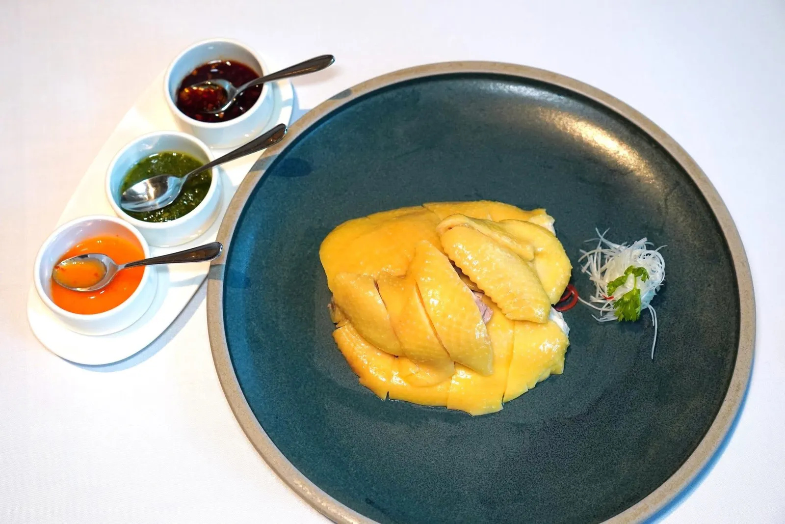 生态荔枝鸡 (半只) (388 CNY+)Signature Poached Lychee Chicken (Half)ไก่ลิ้นจี่เป็นเมนูลายเซ็นต์ที่ได้จากการนำไก่จากฟาร์มบนภูเขาของมณฑลกวางตุ้ง ทางฟาร์มให้อาหารไก่ด้วยแมลงและสมุนไพรภูเขาโดยเริ่มต้นเลี้ยงแบบปล่อยในป่าลิ้นจี่นาน 70 วัน จากนั้นนำมาเลี้ยงในพื้นที่ปิด 40 วันแล้วเลี้ยงแบบปล่อยต่ออีก 30 วัน จากนั้นนำมาส่งที่ห้องอาหาร Lai Heen ในช่วง 10 โมงเช้าของทุกวัน เชฟนำไก่ไป Poached จนได้เนื้อไก่ที่มีความนุ่ม ส่วนหนังไก่มีความหนึบไร้ที่ติ ลูกค้าสามารถเลือกชิมกับซอสได้ 3 ชนิดที่มีรสชาติแตกต่างกัน (16/20)