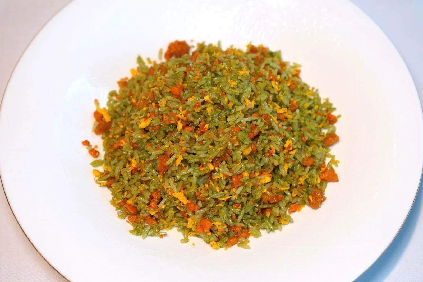 海胆翡翠鱼籽炒饭 (例) (228 CNY+)Sea Urchin Fried Rice, Vegetables, Tobikoห้ามพลาดสุดยอดเมนูเด็ดอย่างข้าวผัดที่มีสีเขียวจากผักคลุกเคล้ากันไปกับความหอมมันของไข่ อูนิ และไข่ปลาบินได้อย่างไร้ที่ติ (16/20)