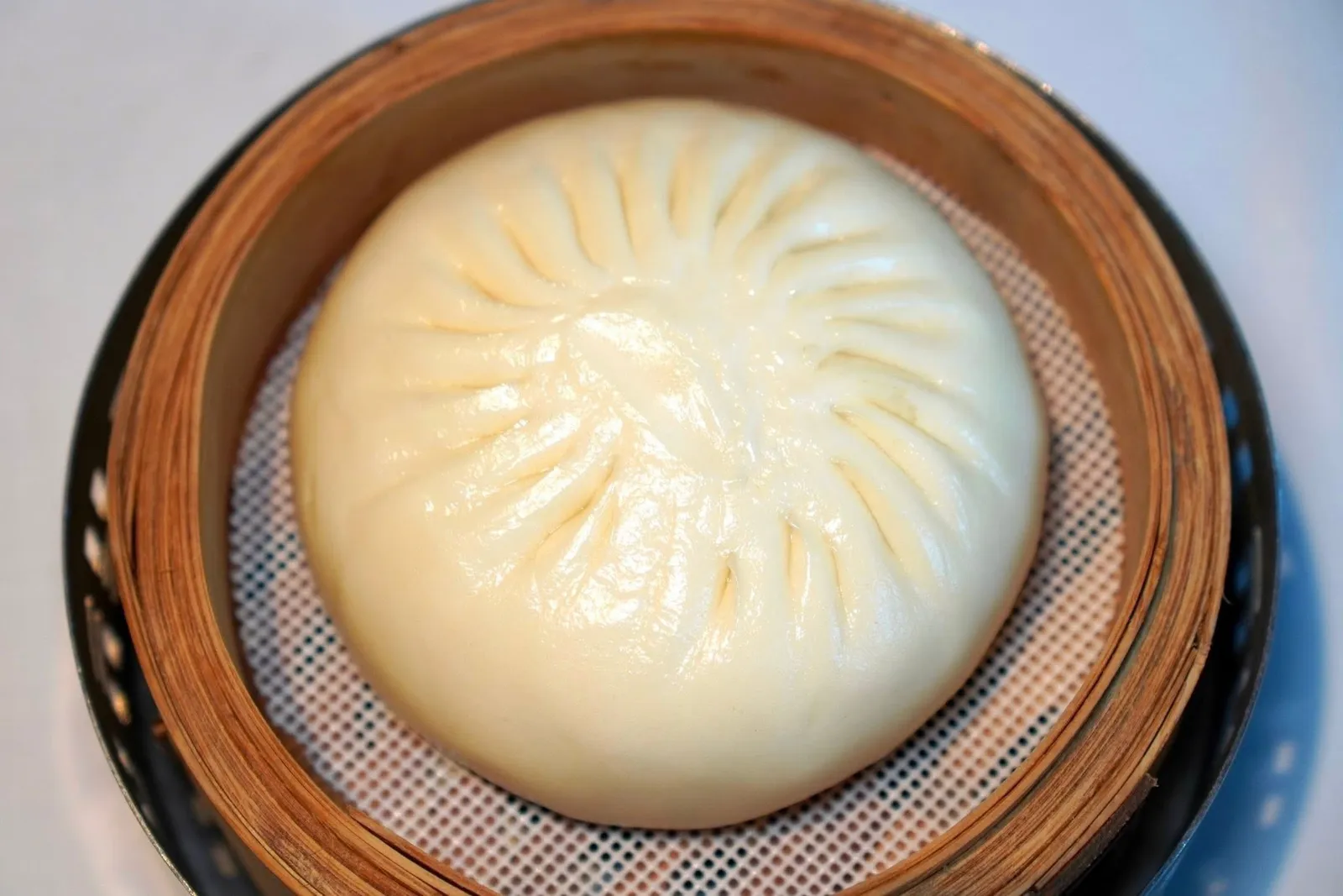 蜜汁叉烧大大包 (68 CNY+)Large Cha Siu Bunซาลาเปาหมูแดงชิ้นยักษ์เสิร์ฟในร้อน ๆ เต็มเข่ง (15/20)