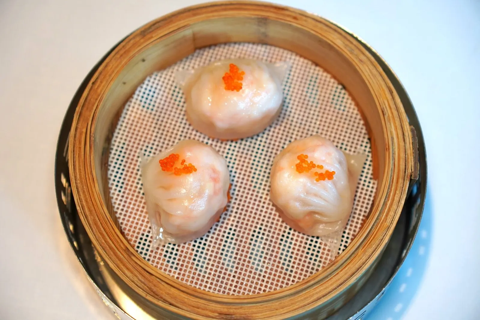 红梅鲜虾饺 (3件) (68 CNY+)Emerald Shrimp with Bamboo Shoot Dumpling (3 Pieces)ฮะเก๋าลูกโต ด้านในสอดไส้กุ้งเนื้อเด้งตัดกันกับเนื้อสัมผัสของหน่อไม้ที่มีความกรอบมากกว่า ส่วนรสชาติมีความหวานโดยธรรมชาติของเนื้อกุ้งนั่นเอง (16/20)
