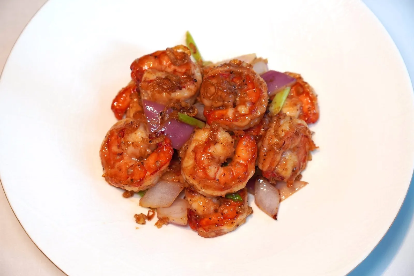 三葱豉香爆花斑虾球 (228 CNY+)Stir Fried Prawn Balls with Garlic and Scallion, Soy Sauceกุ้งตัวเขื่องเนื้อแน่น ๆ ผัดกับกระเทียมและต้นหอมพร้อมกับซีอิ๊วในไฟแดงจนได้รสชาติที่เข้มข้น (15/20)