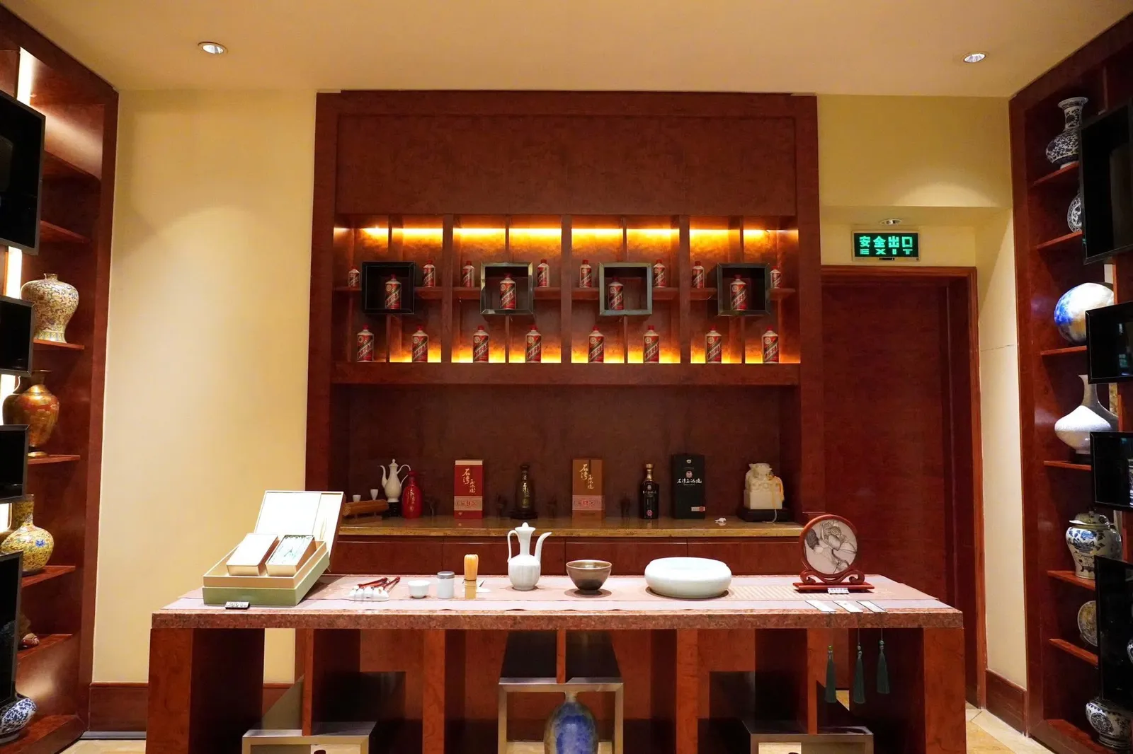 🎗️ Lai Heen (丽轩) เป็นห้องอาหารเรือธงของโรงแรม The Ritz-Carlton, Guangzhou ที่สามารถถือครองรางวัล 🌟 1 MICHELIN Star ตั้งแต่ปี 2018 ต่อเนื่องมาจนถึงปัจจุบัน
