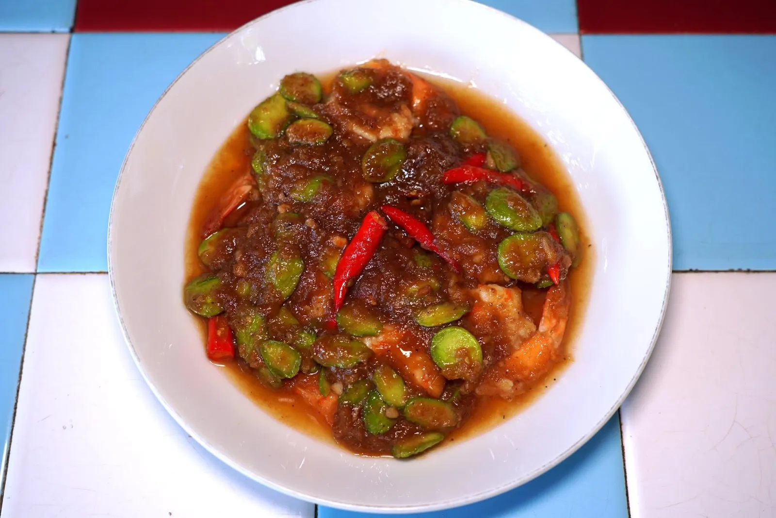 กุ้งกะปิสะตอ (250)กุ้งผัดกับกะปิเคยคุณภาพดีให้กลิ่นหอมแตะจมูก รสชาติเค็มอูมามิกลมกบ่อม ไฮไลท์คือสะตอที่กรอบเบา ๆ แต่ตรงกลางนุ่มแบบไร้ซึ่งความกระด้างไร้ที่ติ (15/20)