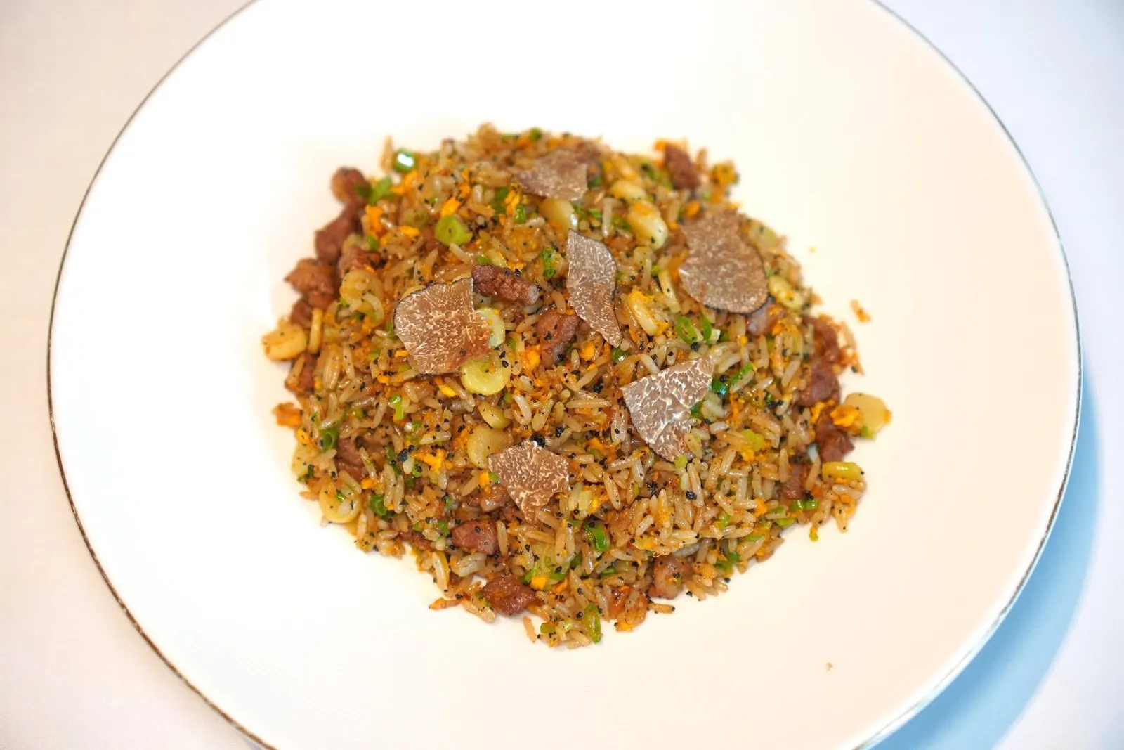 黑松露牛肉炒饭 (半例) (118 CNY+)Black Truffle Beef Fried Rice (Half)เมนูพิเศษที่ไม่มีในเมนูแต่ทางร้านเก็บเอาไว้ให้ลูกค้าประจำคือข้าวผัดเนื้อหอม ๆ ร่วน ๆ เนื้อทุกชิ้นนุ่ม เคี้ยวง่ายผสมผสานกับอโรมาของไข่และทรัฟเฟิลได้อย่างลงตัว (15/20)