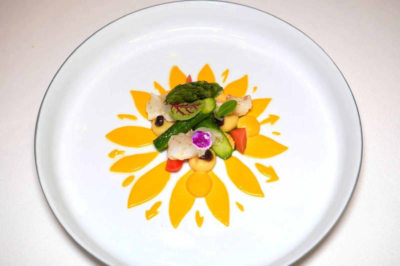 Asparagus bouquet, langoustine and dry vermouth creamหน่อไม้ฝรั่งต้มในน้ำเพียงระยะเวลา 1 นาทีครึ่งเพื่อคงไว้ซึ่งความกรอบ เชฟวางเรียงกันมาเป็นช่อดอกไม้สร้างมิติทางเนื้อสัมผัสที่แตกต่างกันกับกุ้ง Langoustine ย่างแบบบาร์บีคิวให้รสหวานธรรมชาติ ซอส Emulsion สีเหลืองทำมาจากไข่แดง ยังมีครีม Vermouth แห้งและ Sour Cream ที่มีอโรมาของแกง มันฝรั่ง และมะกอก Taggiasca ซึ่งเมื่อผสมกันแล้วจะบาลานซ์รสชาติกันอย่างลงตัว (17/20)