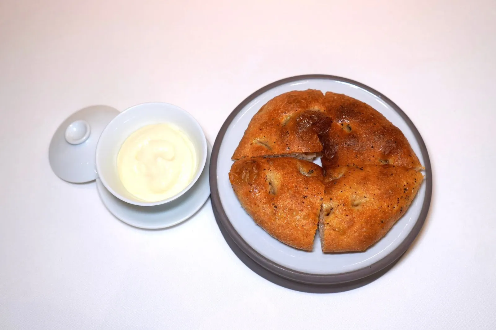 Bread & Butterขนมปัง Focaccia ที่เตรียมมาจากแป้ง Wholewheat และแป้ง Type 0 ด้านนอกมีอโรมาของ EVOO ที่มีอโรมาของโรสแมรี เชฟเสิร์ฟมากับครีมที่มีรสชาติซิตรัสจากน้ำมะนาวและความหอมนวลของชีสพาเมซานอีกด้วย