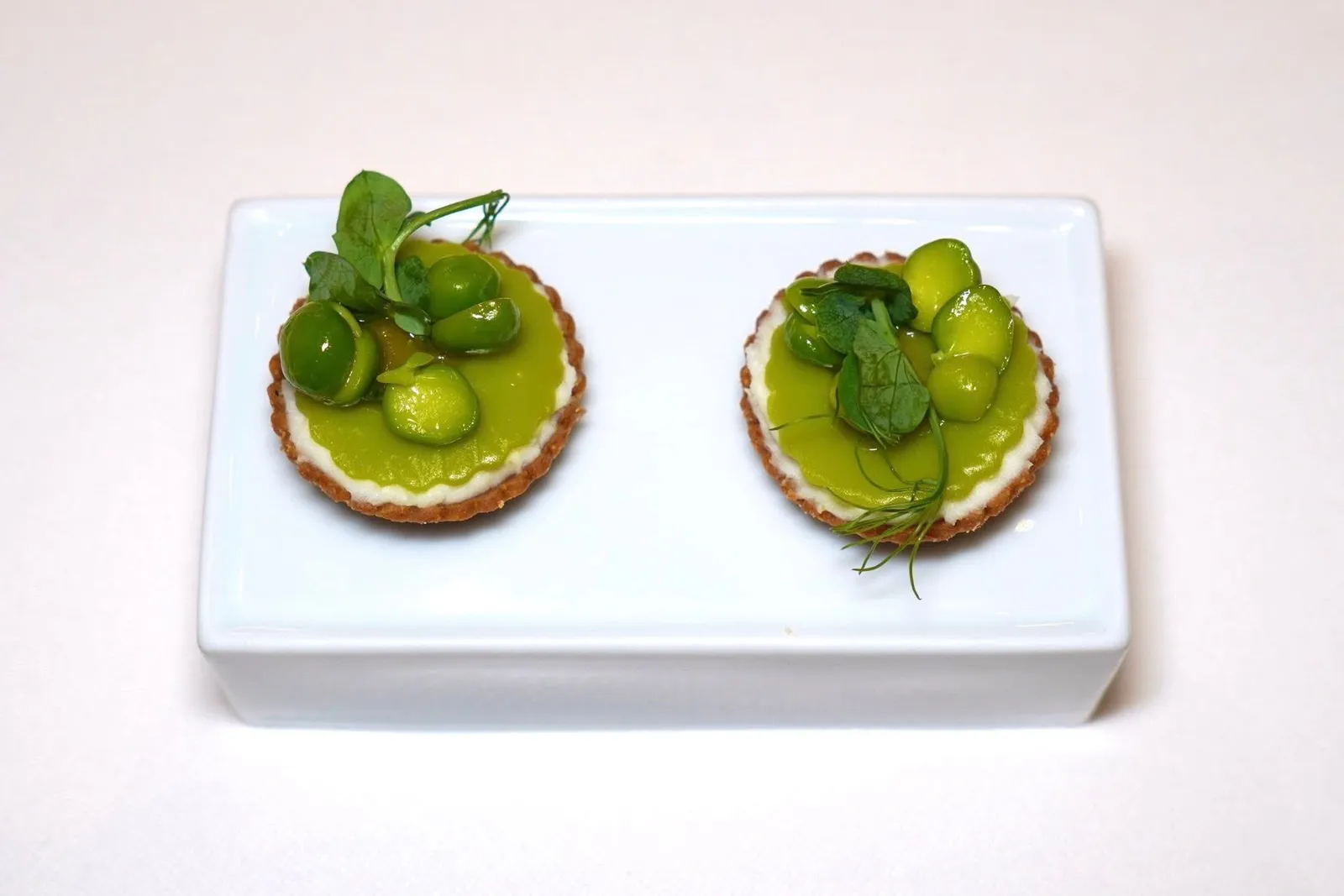 Casa Perbellini amuse-boucheMalt Tart เสิร์ฟมากับแรดิชและถั่ว Green Peas (18/20)