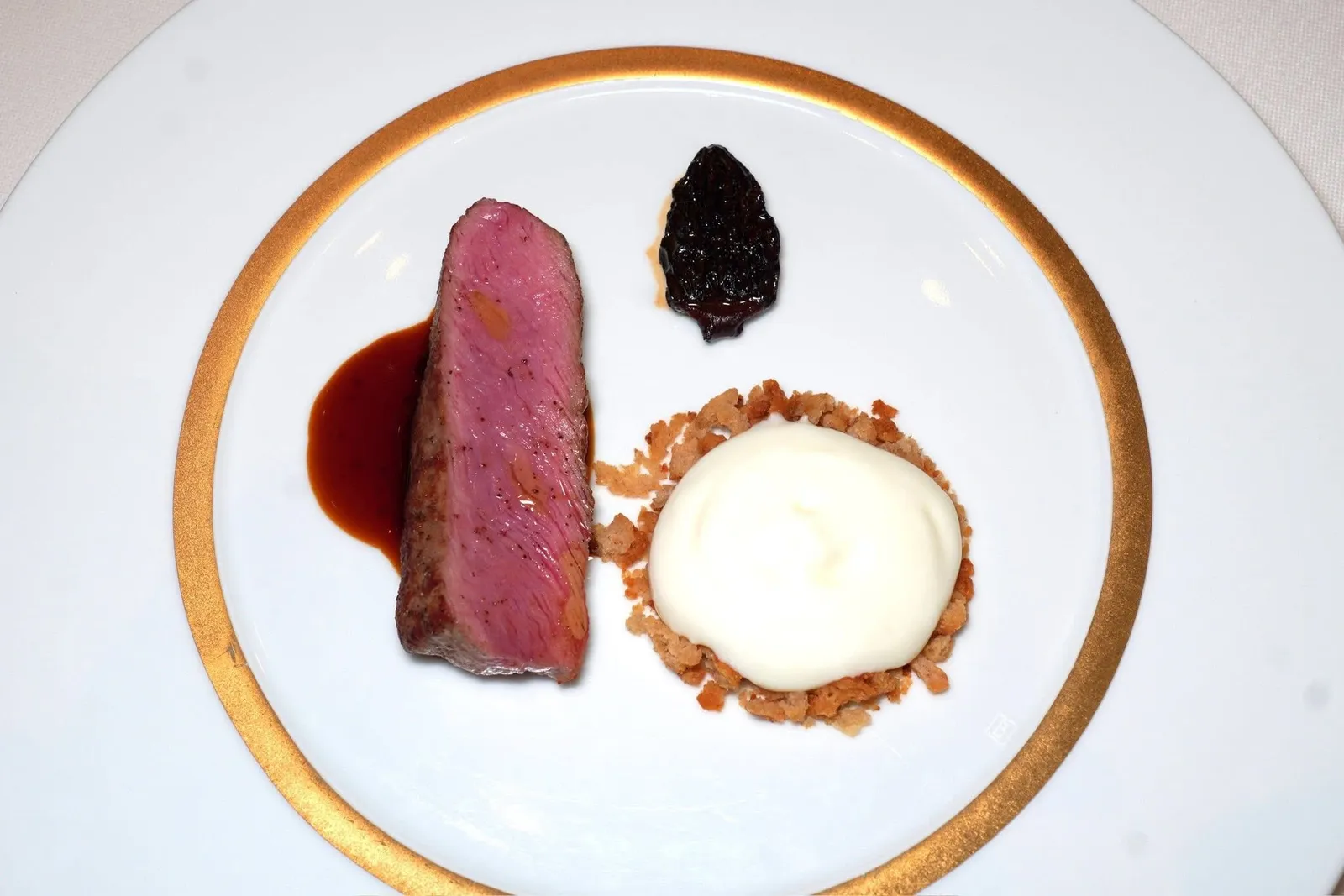 Lamb, sweetbreads crumble, wild garlic, kefirเนื้อแกะส่วน Sirloin ชิ้นโตจากประเทศสเปนมีอัตราส่วนไขมันที่ค่อนข้างสูง เชฟเสิร์ฟมากับซอส Jus ผสมผสานกับไวน์ Marsala ในจานยังมี Spugnola หรือเห็ดมอเรล อีกฝั่งหนึ่งคือครัมเบิ้ลกรอบที่เตรียมมาจาก Sweetbreads หรือต่อมไร้ท่อของแกะ ด้านบนคือซอสกระเทียมป่า โฟมมะกรูด และน้ำมันมะกอก EVOO ที่มีอโรมาของออร์ริกาโน (17/20)