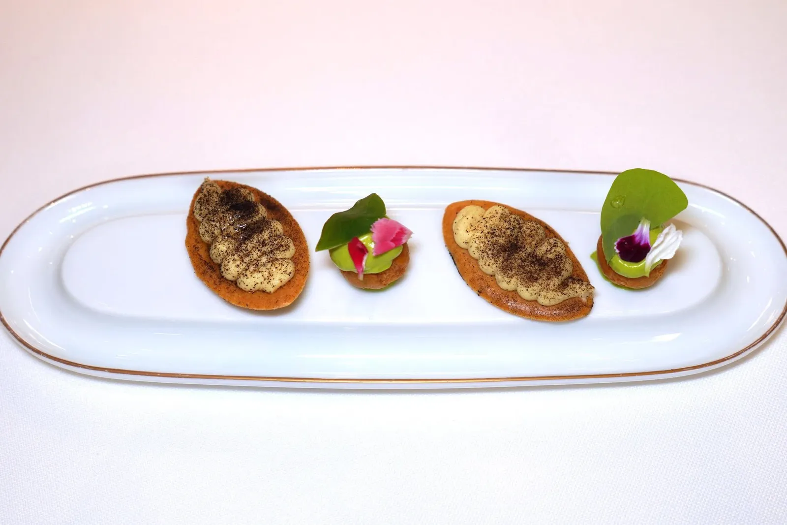 Casa Perbellini amuse-boucheชิ้นแรกคือบิสกิตกรอบ ด้านบนท็อปด้วย Emulsion ของถั่วลูกไก่และผงหัวหอมใหญ่ ถัดมาข้าง ๆ กันคือ Salty Beignet เสิร์ฟมากับครีม Lovage (18/20)