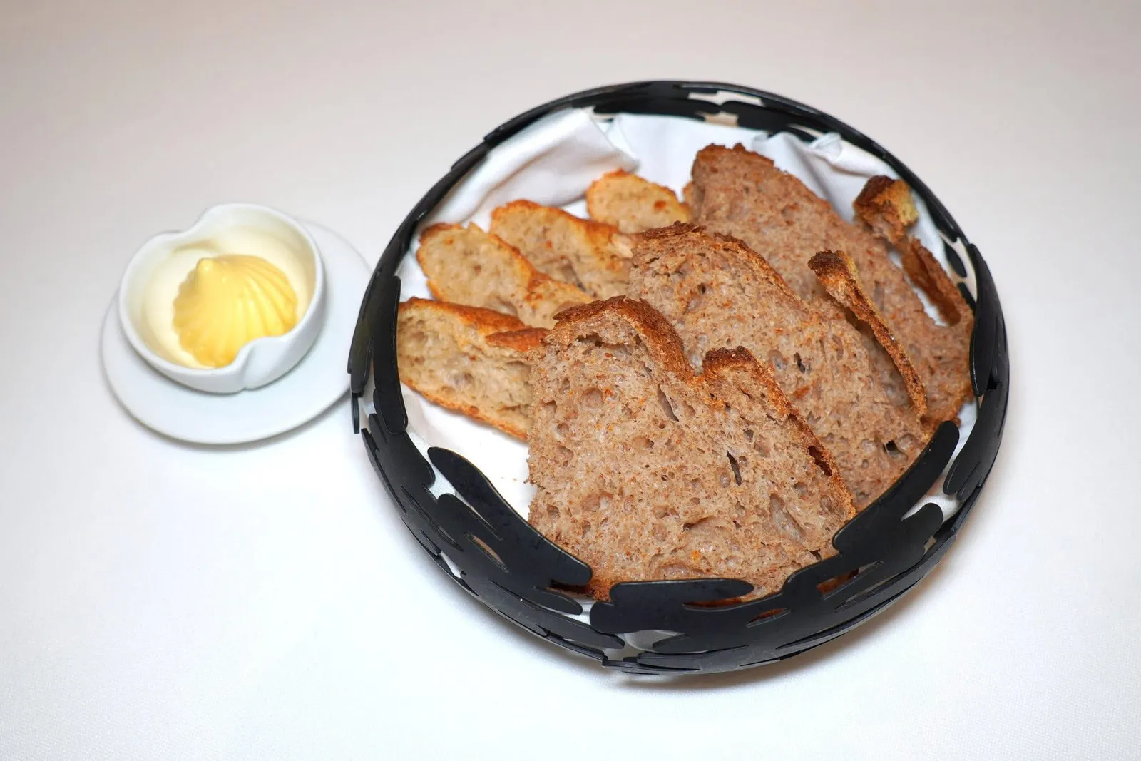 Bread & Butterขนมปัง Baguette และ Classical Dough เสิร์ฟมากับเนยเค็มจากแคว้น Normandy