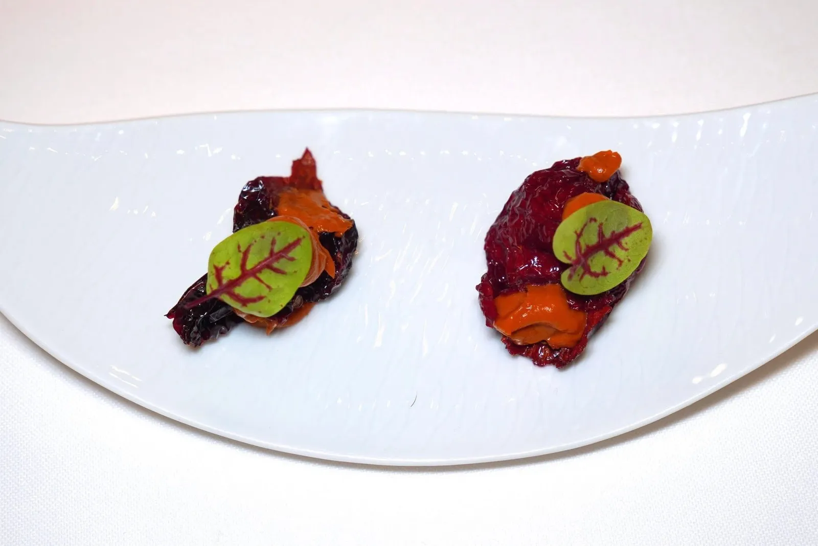 Casa Perbellini amuse-boucheพริกไทย Crusco จากทางตอนใต้ของประเทศอิตาลี เชฟทอดเพียงไม่กี่วินาทีจนผิวกรอบ ด้านในคือซอสที่เตรียมมาจากมะเขือเทศและไข่นั่นเอง (18/20)