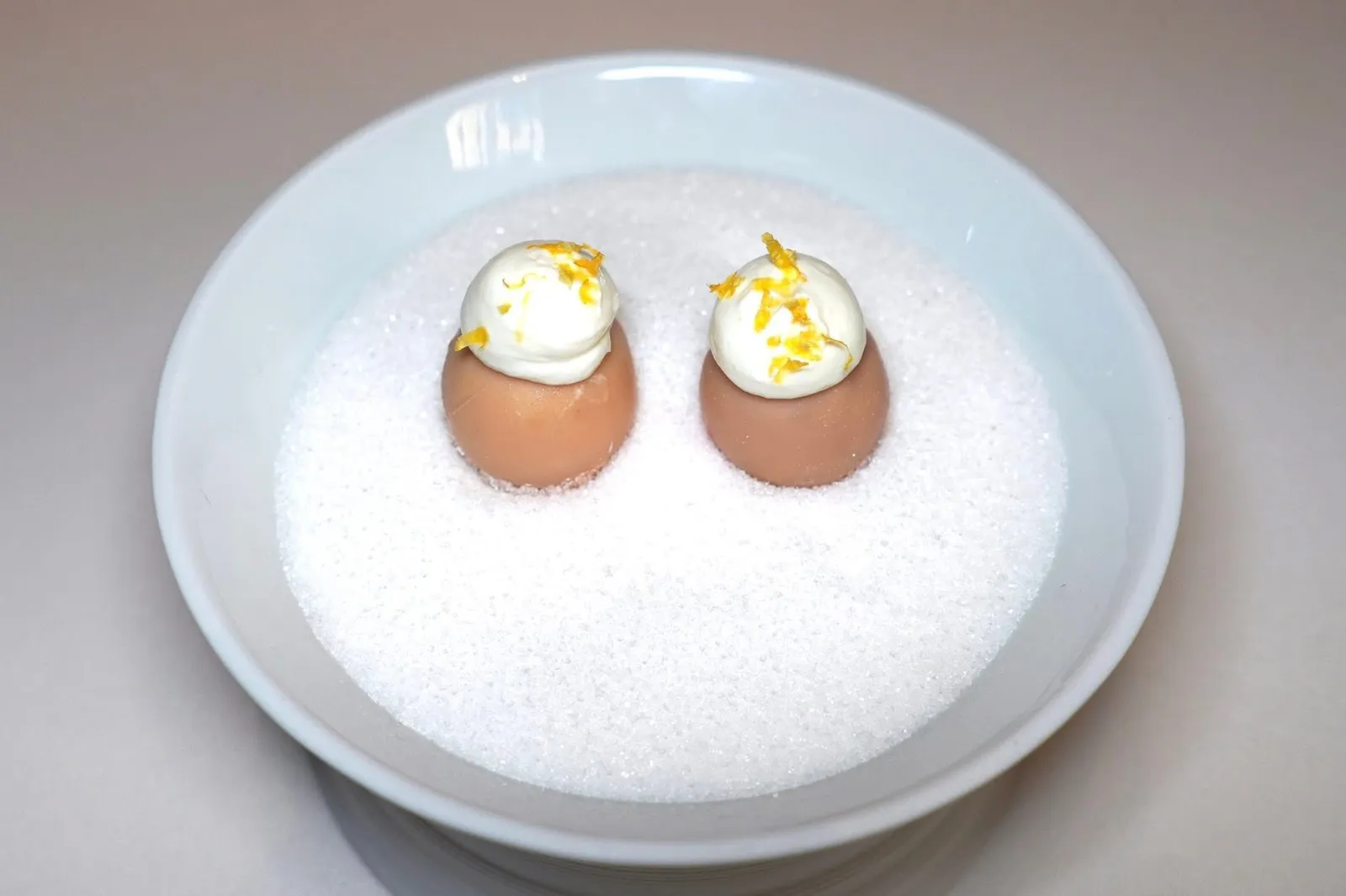 Casa Perbellini amuse-boucheSphere ทรงกลมกรอบ ๆ ด้านในเป็นน้ำที่ผสมผสานเหล้า Rhum เข้ากันกับสตรอว์เบอร์รี่และเสาวรสสร้างความสดชื่นได้ดี ด้านบนคือโยเกิร์ตและผิวเลมอน (18/20)