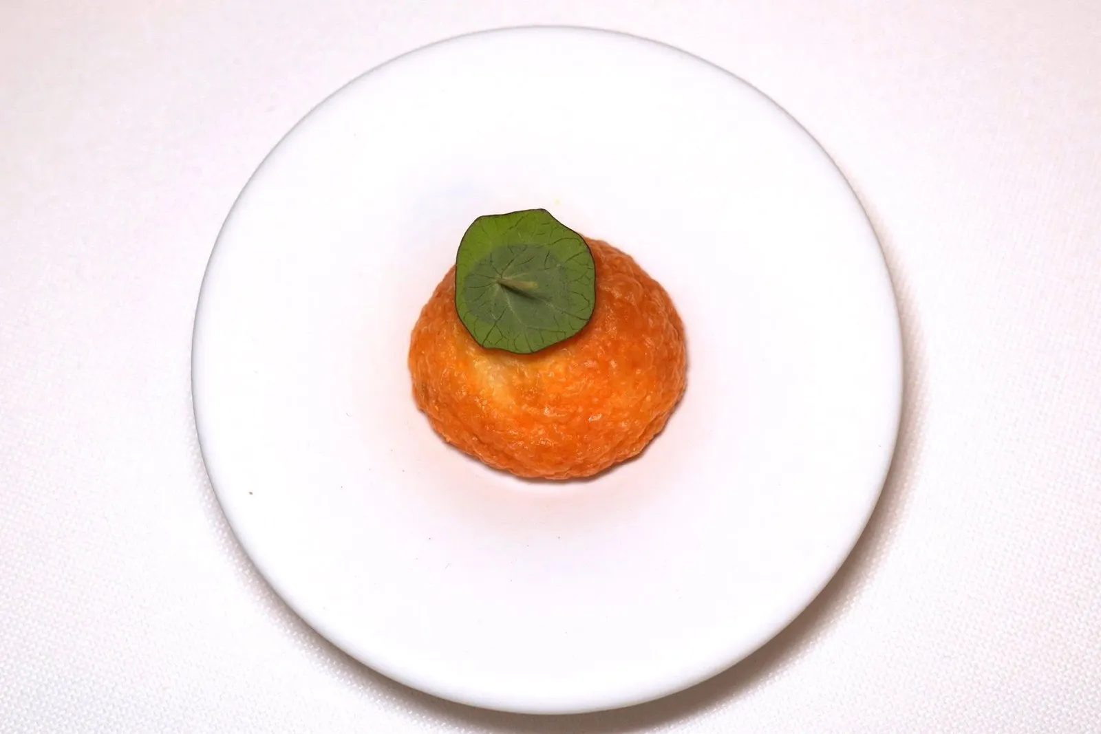 Casa Perbellini amuse-boucheChoux Pastry นึ่งมานุ่ม ๆ สุกกำลังดี ด้านในคือครีมหญ้าฝรั่น ด้านบนท็อปด้วยเจลมะขาม (18/20)
