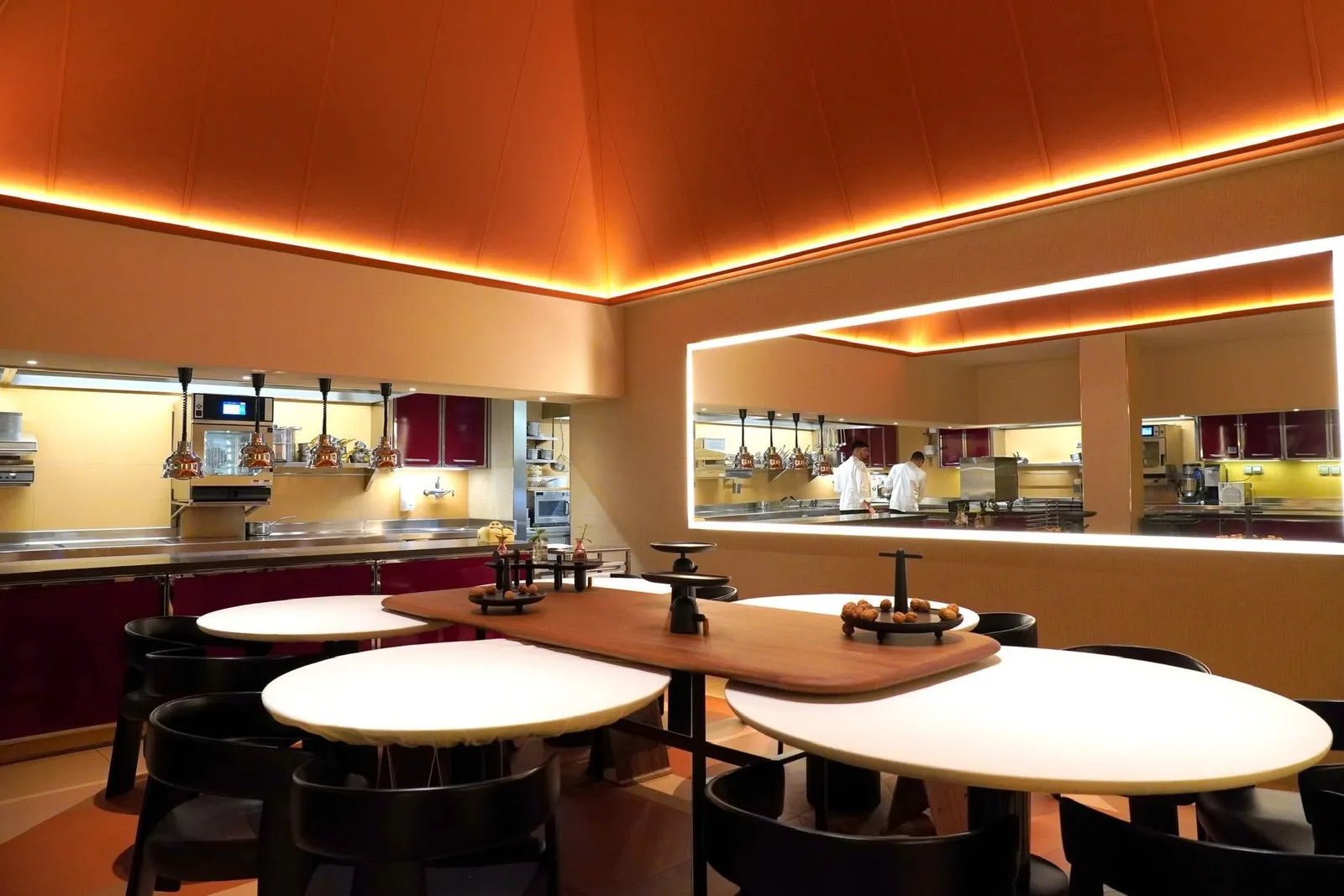 นอกจากนี้ยังมี Chef's Table ที่เชฟยกห้องครัวแบบ Open-View Kitchen มาจากร้านเดิมที่ Piazza San Zeno กินพื้นที่กว่าครึ่งหนึ่งของห้องรับประทานอาหารหลักทำให้ลูกค้าทุกที่นั่งสามารถชมทีมเชฟจัดเตรียมอาหารได้ตลอดเวลา