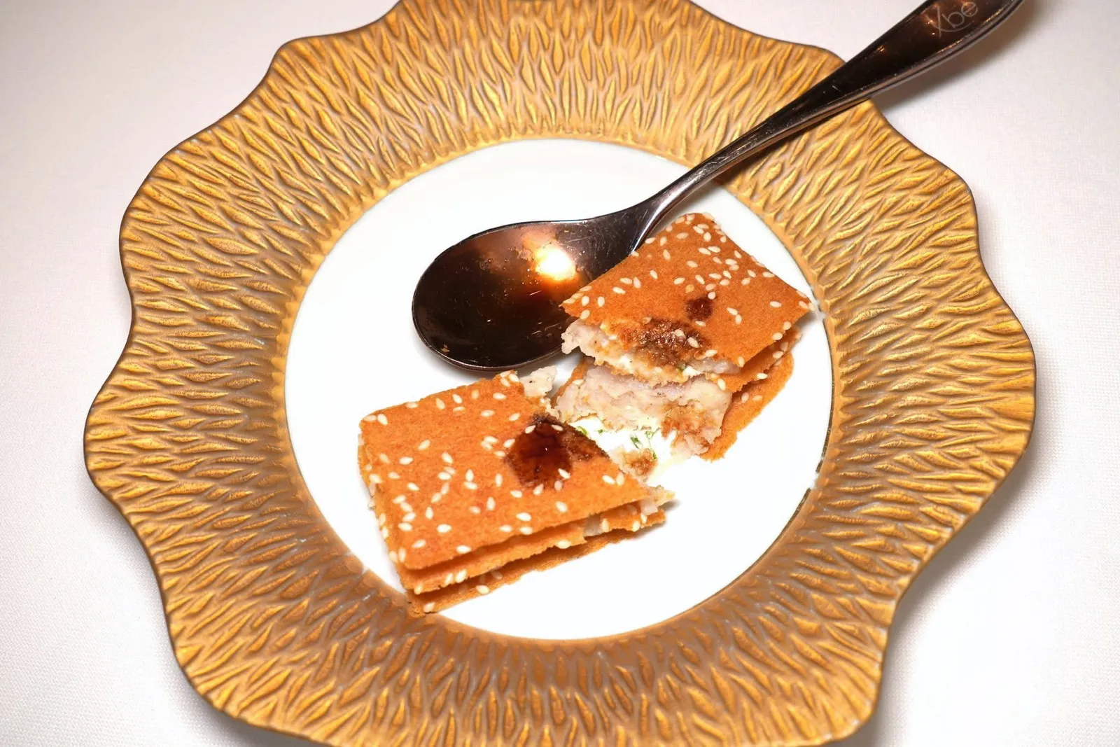My wafer... sea bass tartàre, fresh cheese, liquoriceสุดยอด Signature Dish ที่อยู่คู่กับร้านมาอย่างยาวนานคือเวเฟอร์งาขาวกรอบ ๆ ด้านในคือเนื้อปลากะพงสับมาเป็น Tartare ปรุงรสด้วยมะนาวจับคู่มากับ Creram Cheese ที่ปผสมผสานกับต้นหอมให้มิติทางเนื้อสัมผัสและอโรมาที่ซับซ้อน จากนั้นพนักงานจะนำช้อนไปจุ่มลงใน Liqourice Essence หรือชะเอมเทศเพื่อให้ลูกค้าได้หยดซอสลงไปบนเวเฟอร์สร้างรสชาติเฉพาะตัวที่ไม่ซ้ำใคร (19/20)