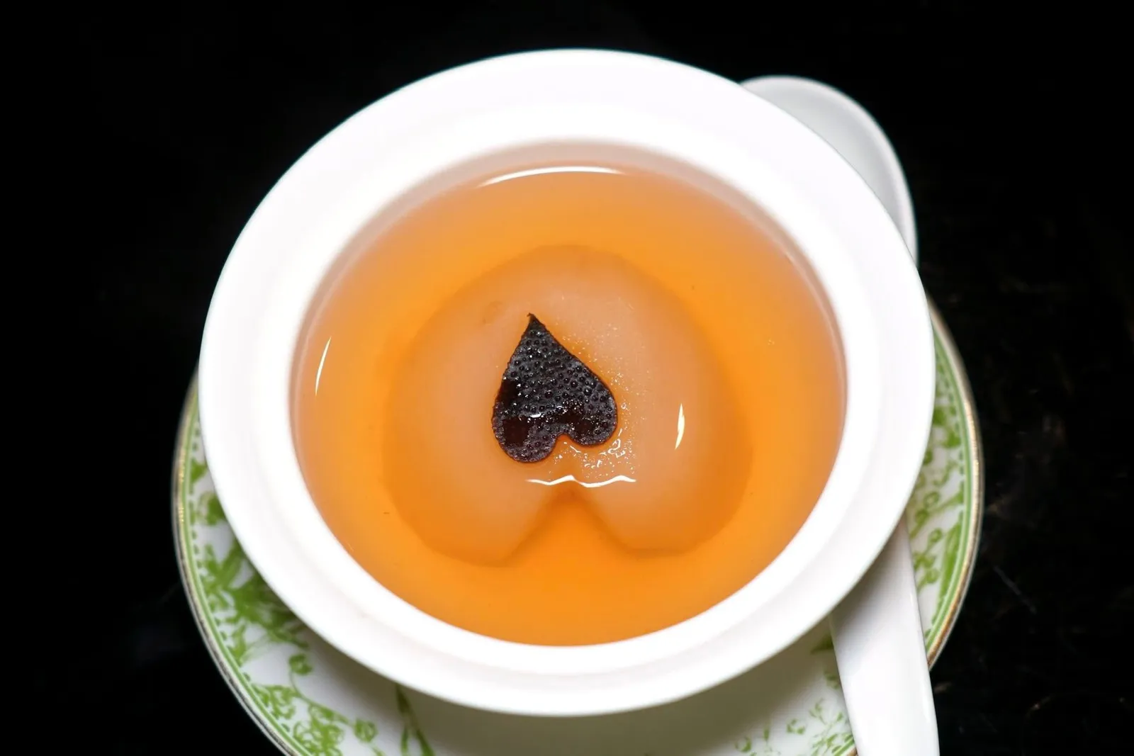 陈皮炖香梨 (78 CNY+)Double-boiled Pear, Dried Tangerine Peelลูกแพร์ที่ตุ๋นจนนุ่มเสิร์ฟมาโดยมีกลิ่นหอม ๆ และรสชาติเฉพาะตัวของเปลือกส้มเขียวหวานผสมอยู่ด้วย (14/20)