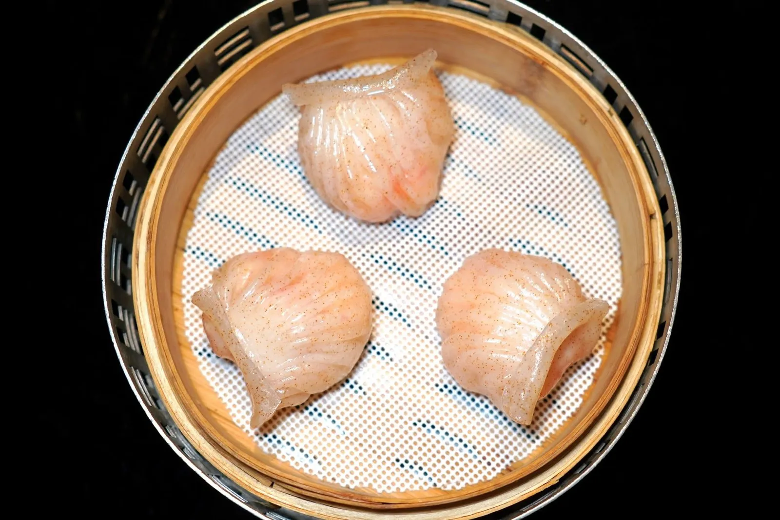 招牌手剥九节虾饺皇 (2件) (108 CNY+)Yu Yue Heen Prawn Dumpling, Bamboo Shoots (2 Pieces)สุดยอดเมนูติ่มซำรสเด็ดอย่างฮะเก๋าชิ้นโต ด้านในสอดไส้เนื้อกุ้งหวาน ๆ เนื้อเด้ง ๆ ตัดกันกับความกรอบของหน่อไม้ได้อย่างไร้ที่ติ (16/20)