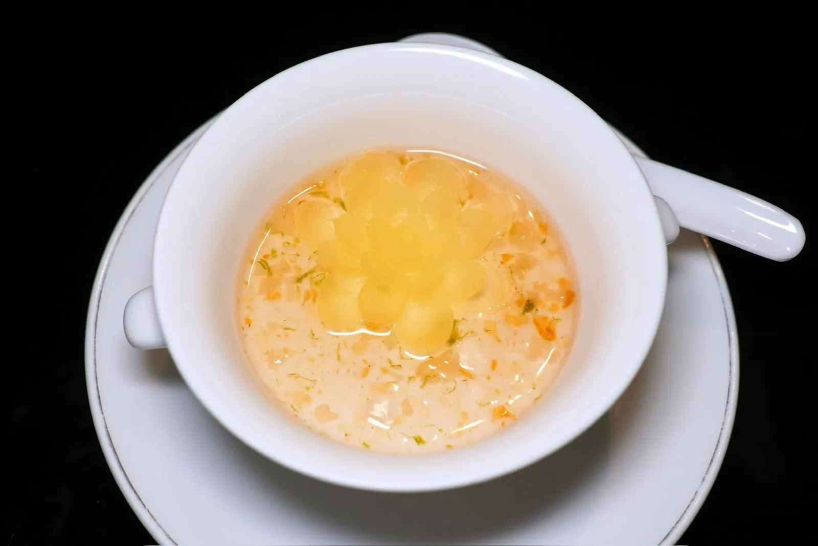 睡莲 (位) (78 CNY+)Chilled Almond Tofu, Pineapple, Snow Fungus, Peach Gum (Per Person)เต้าหู้อัลมอนด์เย็นเสิร์ฟมากับสับปะรด เห็ดหูหนูขาว และพีชกัม (15/20)