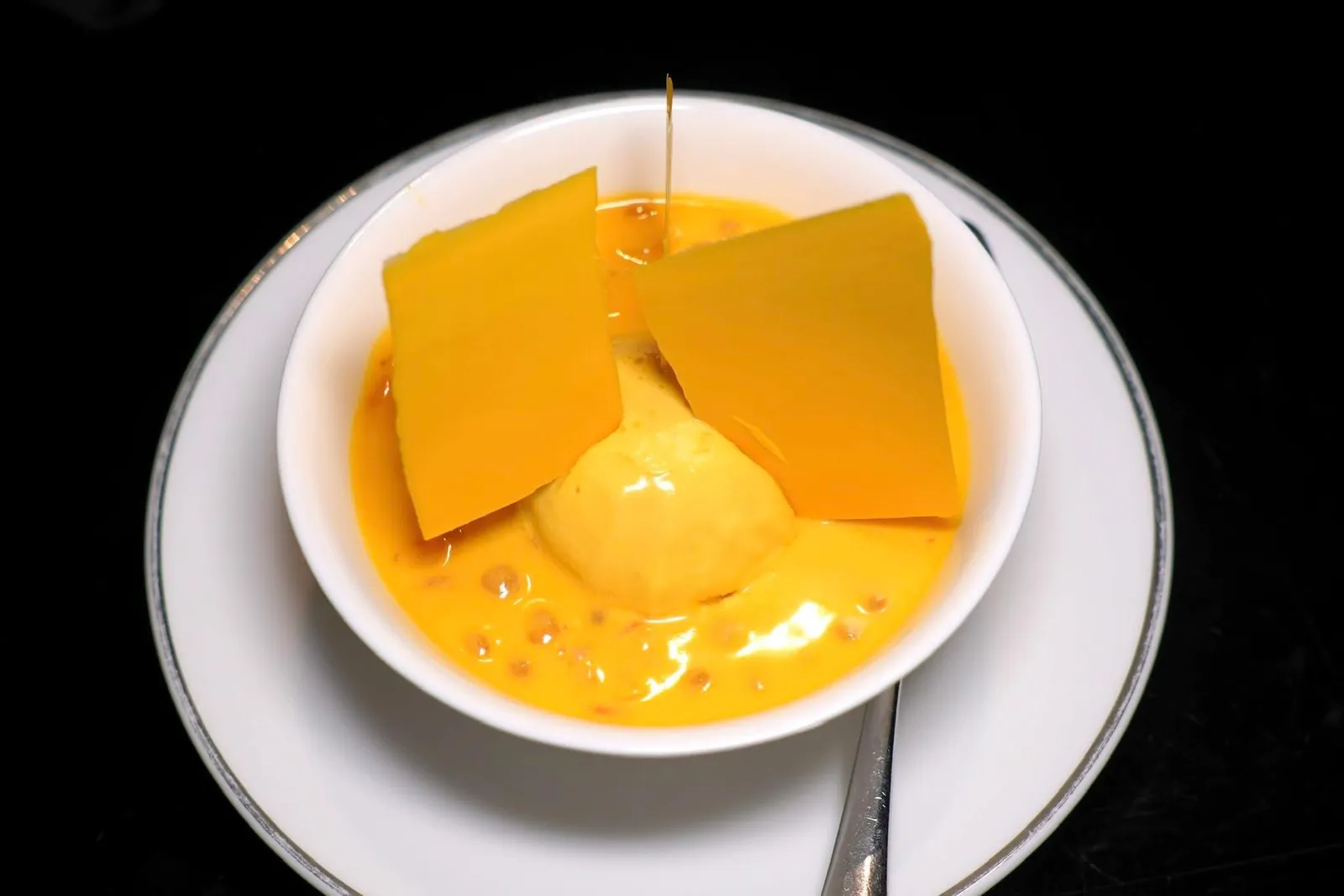 杨枝甘露 (78 CNY+)Chilled Sago Cream, Mango, Pomeloครีมสาคูมะม่วงรสหวานมีมิติความหนึบของสาคูและแผ่นไวท์ช็อกโกแลตผสมผสานกันอย่างลงตัว (15/20)