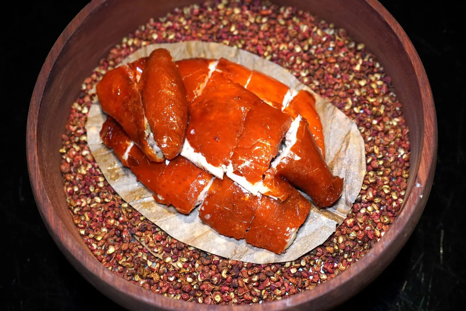 愉粵轩脆皮鸡 (半只) (258 CNY+)Yu Yue Heen Crispy Chicken (Half)ห้ามพลาดสุดยอดเมนูที่โดดเด่นที่สุดจานหนึ่งของร้านไก่ย่างที่เสิร์ฟมาแบบเนื้อนุ่มฉ่ำ ไม่อมน้ำมัน หนังบางกรอบไร้ที่ติในทุก ๆ คำ (16/20)