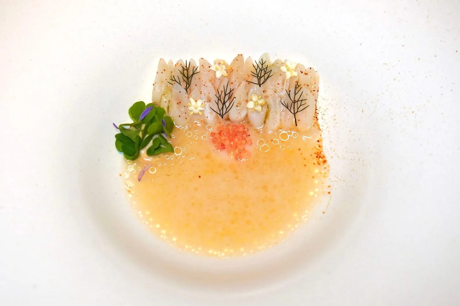 Razor clamsquid, dashi, custard appleหอยมีดโกนที่เชฟนำไป Poahced จนได้เนื้อสัมผัสนุ่มหนึบพอเหมาะ ด้านล่างคือหมึกที่นำไป Cured จากนั้นราดด้วยซอสดาชิน้อยหน่าสร้างรสชาติที่ละมุนตัดด้วยความเปรี้ยวของมะนาวนิ้วมือและความสดชื่นของสเฟียร์ลูกแพร์ได้อย่างมีมิติ (15/20)