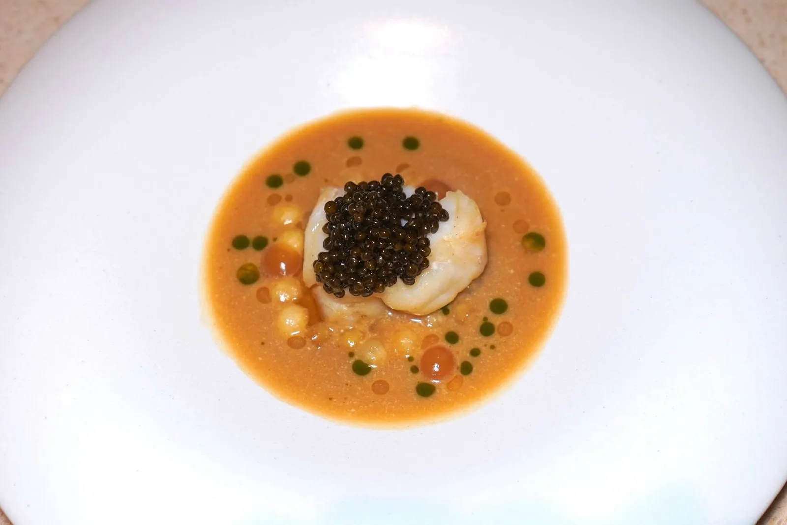 Monkfishceleriac, radish, appleปลา Monkfish ที่ผ่านการ Poached กับ Fumet ที่เตรียมขึ้นจากกระดูกปลาและหัวขึ้นฉ่ายฝรั่ง ในจานยังมีหัวขึ้นฉ่ายฝรั่ง แรดิช และแอปเปิ้ลสร้างความแตกต่างทางเนื้อสัมผัส ด้านบนท็อปด้วยคาเวียร์ Kaluga Hybrid จากแบรนด์ในประเทศสิงคโปร์ให้รสชาติเค็มอุมามิ (14/20)