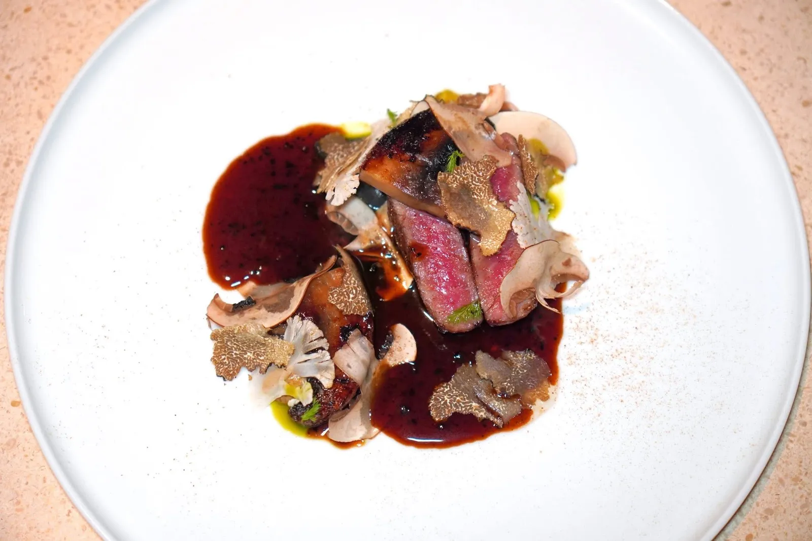 Wagyu (800++ supplement)cep, cauliflower, blackcurrant, black truffleเนื้อวัวจัสมินวากิวเสิร์ฟมาที่ความสุกระดับมีเดียมแรร์คู่กันไปกับเห็ด Cep และหล่ำดอกฝานบาง นอกจากนี้ยังมีความเปรี้ยวที่ได้จากแบล็กเคอร์แรนต์ จากนั้นจบด้วยการขูดทรัฟเฟิลดำลงไปจนทั่วจาน (15/20)