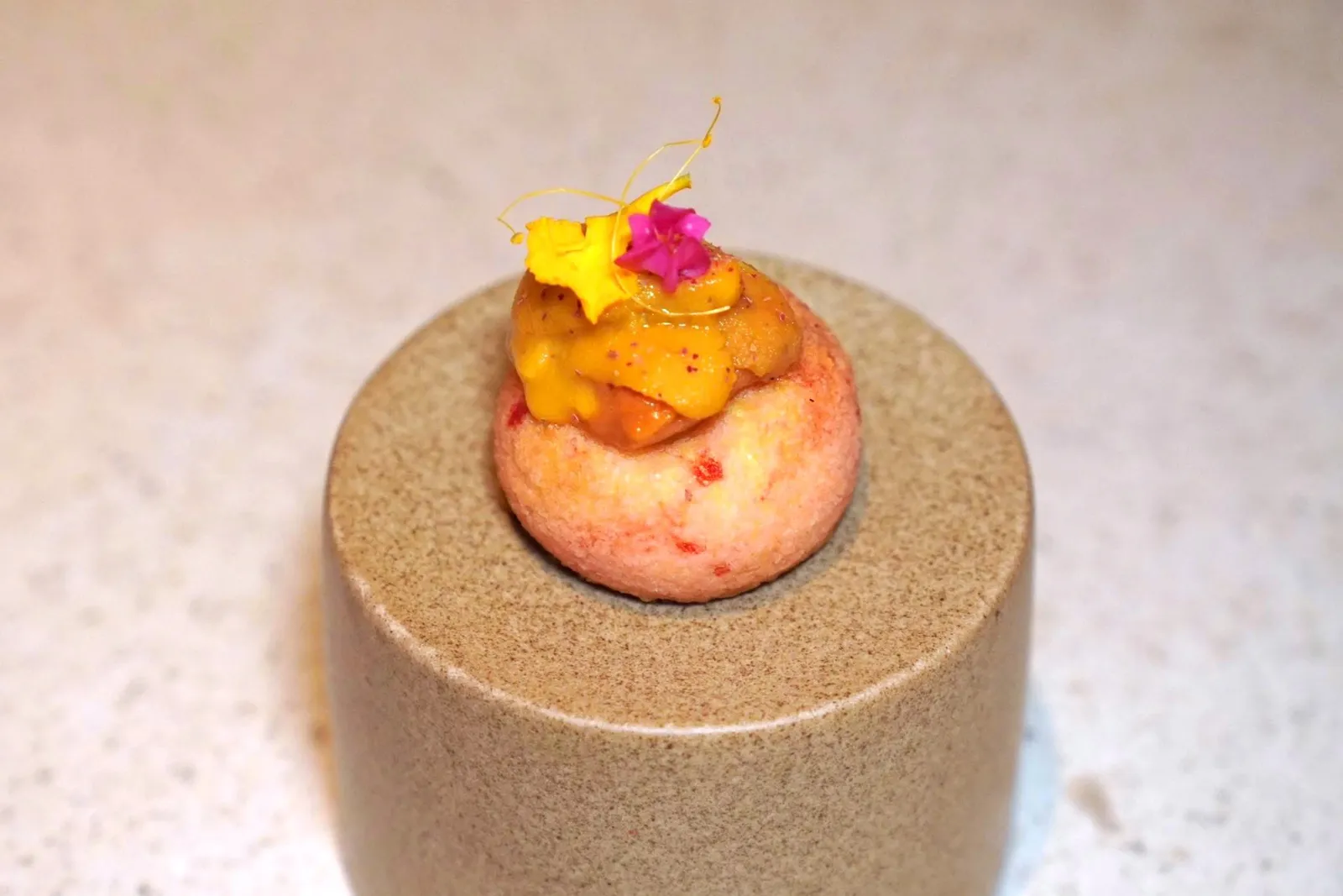 Amuse-boucheจากนั้นปิดท้ายด้วย Gougère ที่มีความหอมของกุหลาบหมักท็อปด้านบนด้วยอูนิ (14/20)
