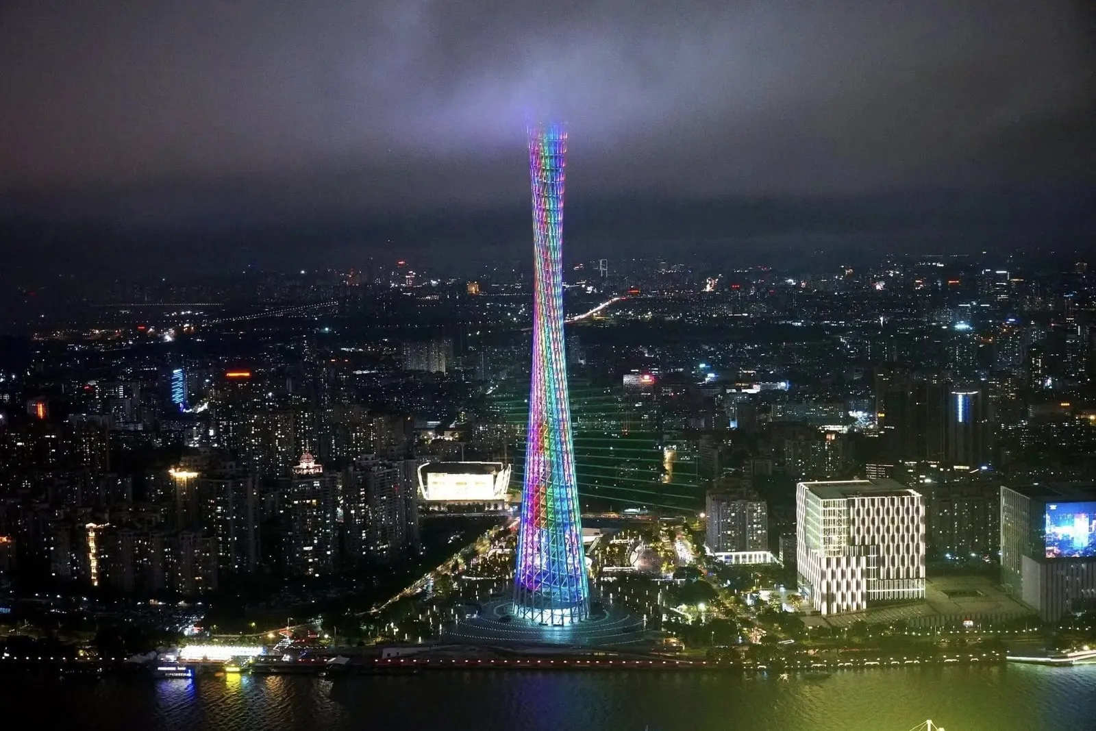 ใครที่มาช่วงมื้อค่ำยังจะได้เห็นการแสดงแสงไฟ LED ของ Canton Tower ซึ่งเป็นหอคอยที่มีความสูงเป็นอันดับที่ 2 ของโลกอีกด้วย