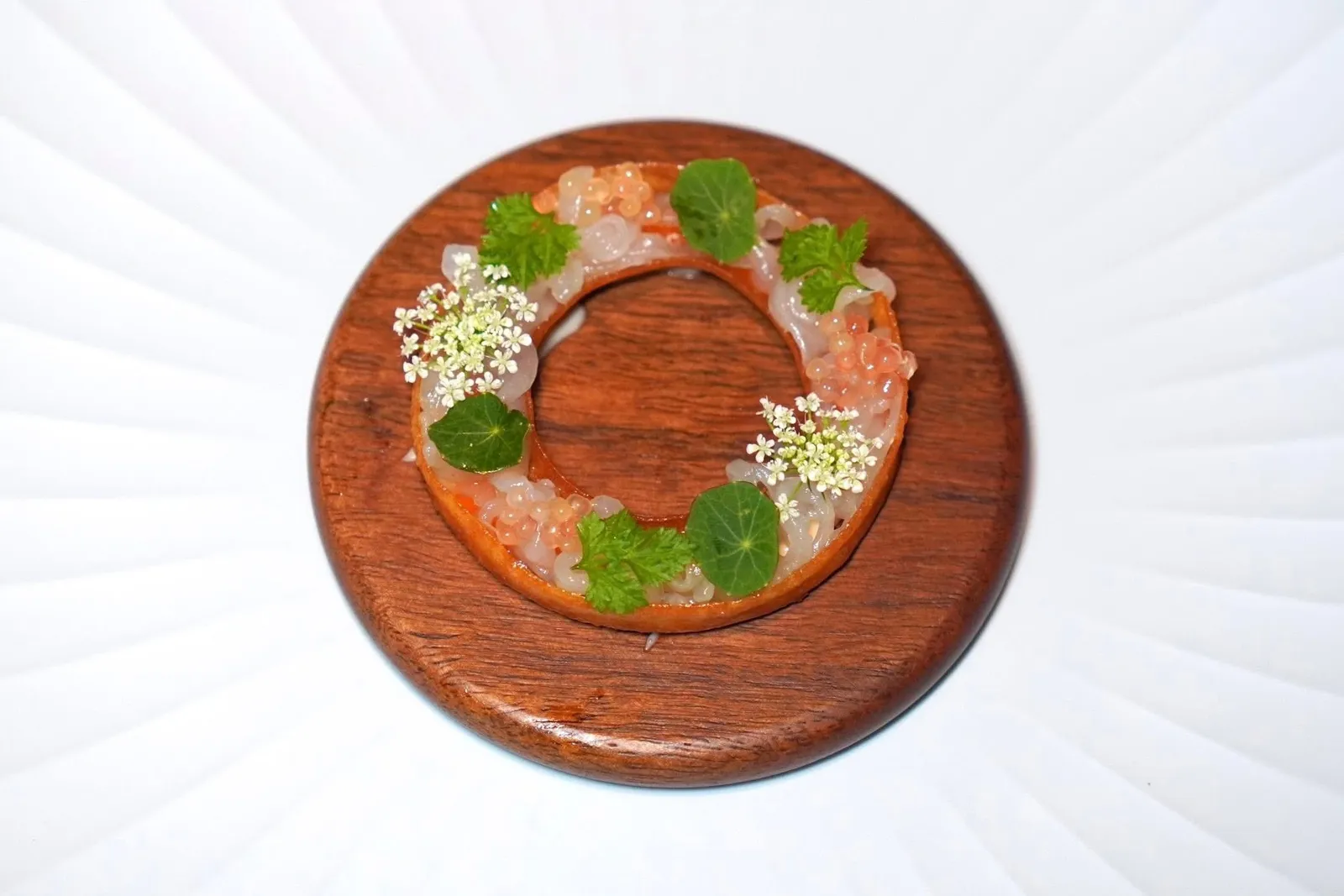 Amuse-boucheคำถัดมาคือเนื้อหมึกนุ่มหนึบเสิร์ฟมากับมะนาวนิ้วมือให้รสเปรี้ยวมาช่วยเรียกความสดชื่น นอกจากนี้ยังมีความหอมของวานิลลาอยู่ด้วย (14/20)