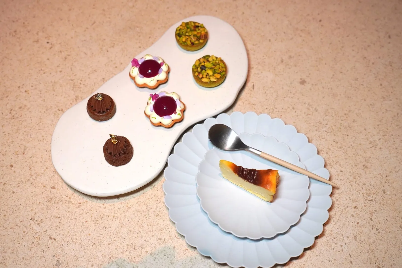 Petit foursปิดท้ายด้วยของหวานจิ๋ว 4 อย่างคือ Basque cheesecake, Pistachio cake, Raspberry & blueberry tart และ Banana almond cake