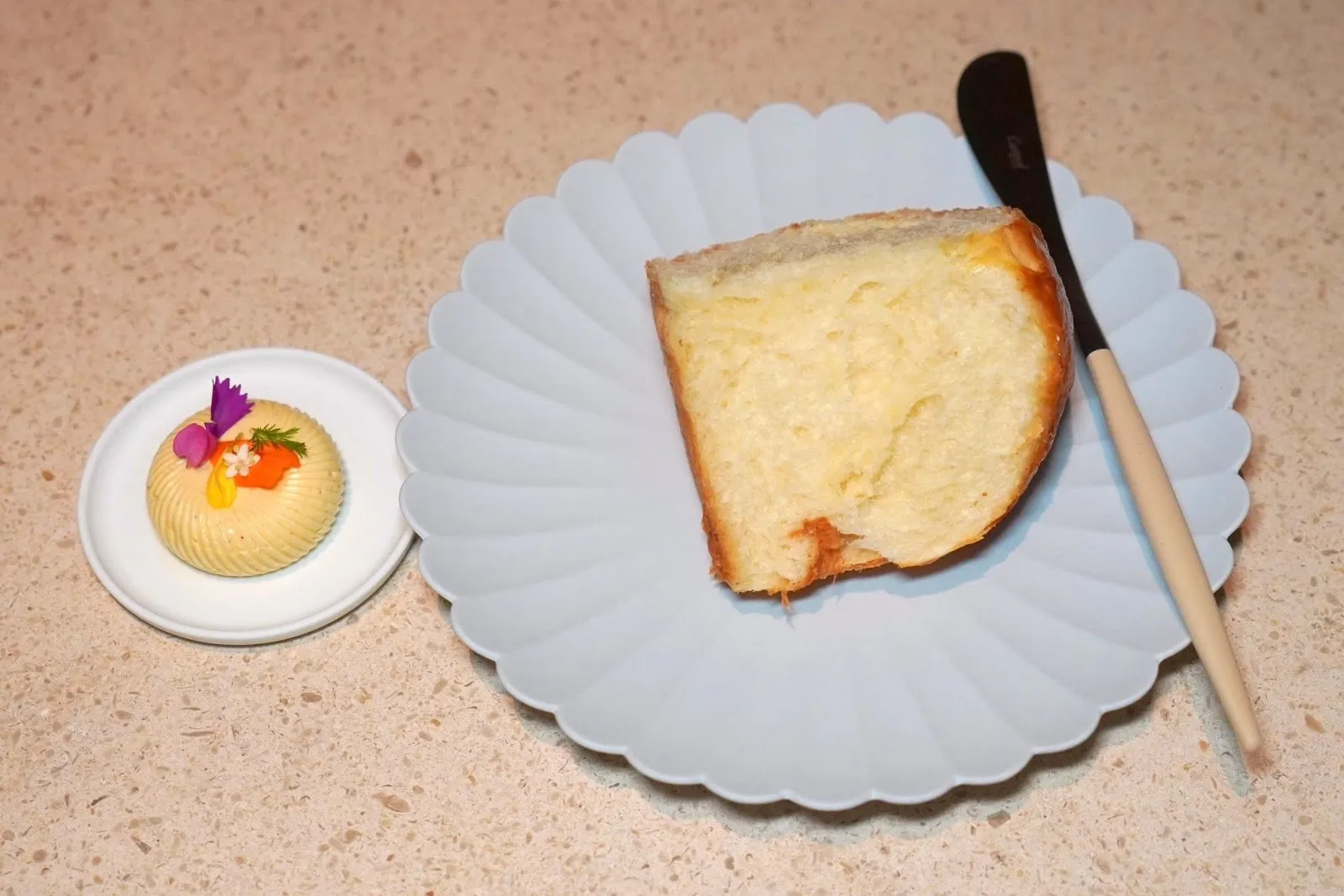 Milk breadขนมปังนมนุ่ม ๆ หอม ๆ เสิร์ฟมากับเนยเกสรผึ้ง