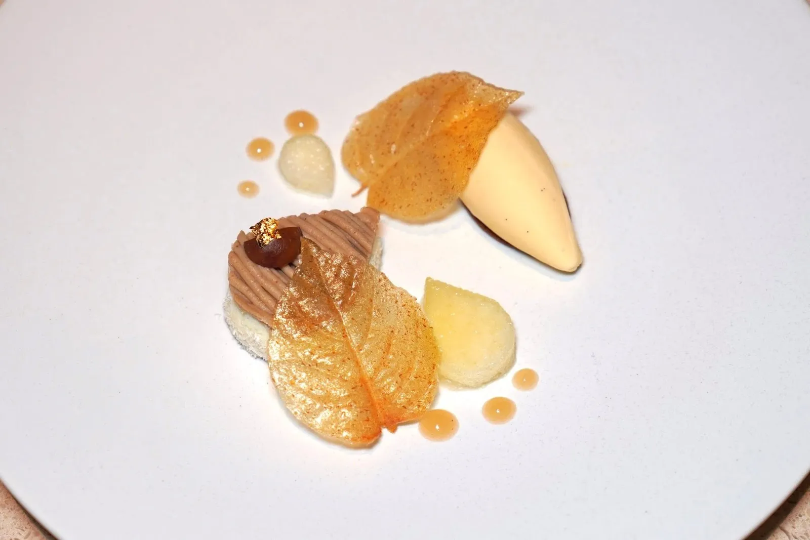 Chestnutpear, vanilla, dark rumของหวานจานหลักคือเค้กเกาลัดและลูกแพร์ที่ปรขึ้นคู่กันกับมะพร้าวกรอบ ดาควอยซ์ และกานาซวิปวานิลลา ไอศกรีมมีความหอมจากวานิลลาและเหล้ารัมผสมอยู่รวมกัน ยังมีลูกแพร์ที่ Infused ด้วยเลมอน สุดท้ายคือแผ่น Tuile กรอบเตรียมมาจากลูกแพร์นั่นเอง (15/20)