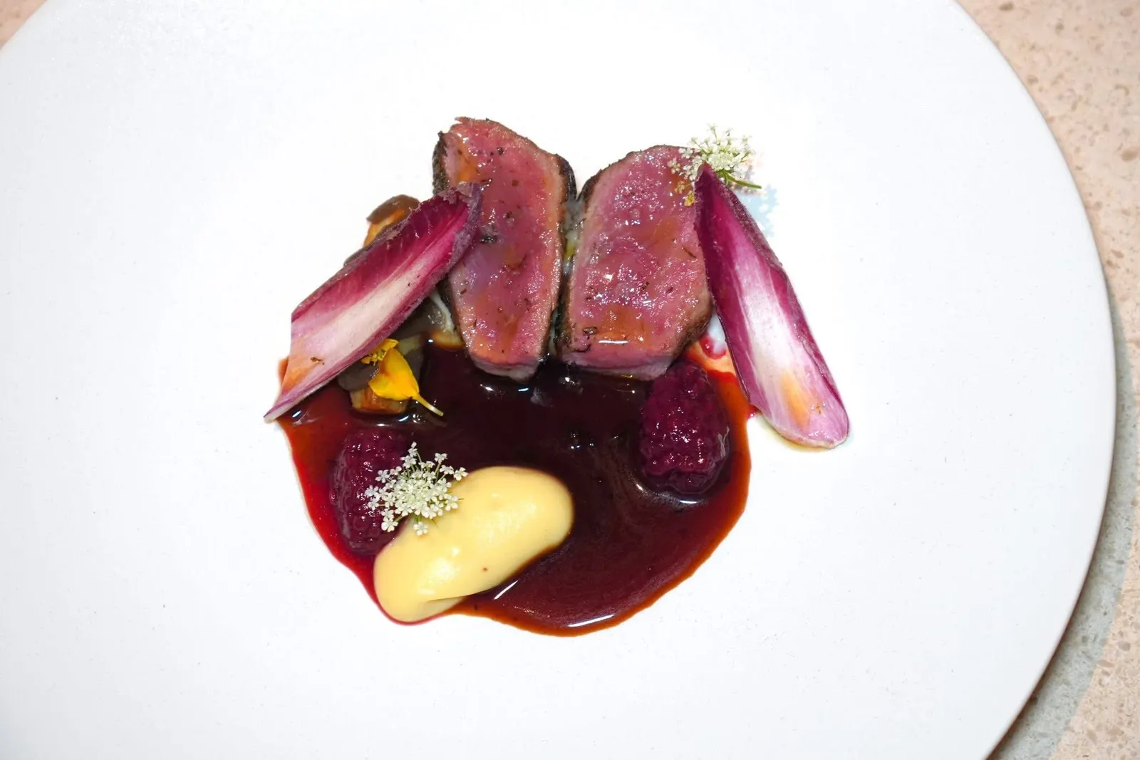 Venisonparsnip, chicory, blackberryในจานหลักคือเนื้อกวางเสิร์ฟมาที่ความสุกระดับมีเดียมแรร์ ในจานยังมีเพียวเรพาสนิปและลูกแบล็กเบอร์รีรสเปรี้ยว ยังมี Chicory ที่แต่งแต้มด้วยน้ำมันกับเจลแบล็กเบอร์รีและจูนิเปอร์เบอร์รีให้รสขมเบา ๆ ไม่มากจนเกินไป สุดท้ายคือซอส Jus เข้มข้น (15/20)