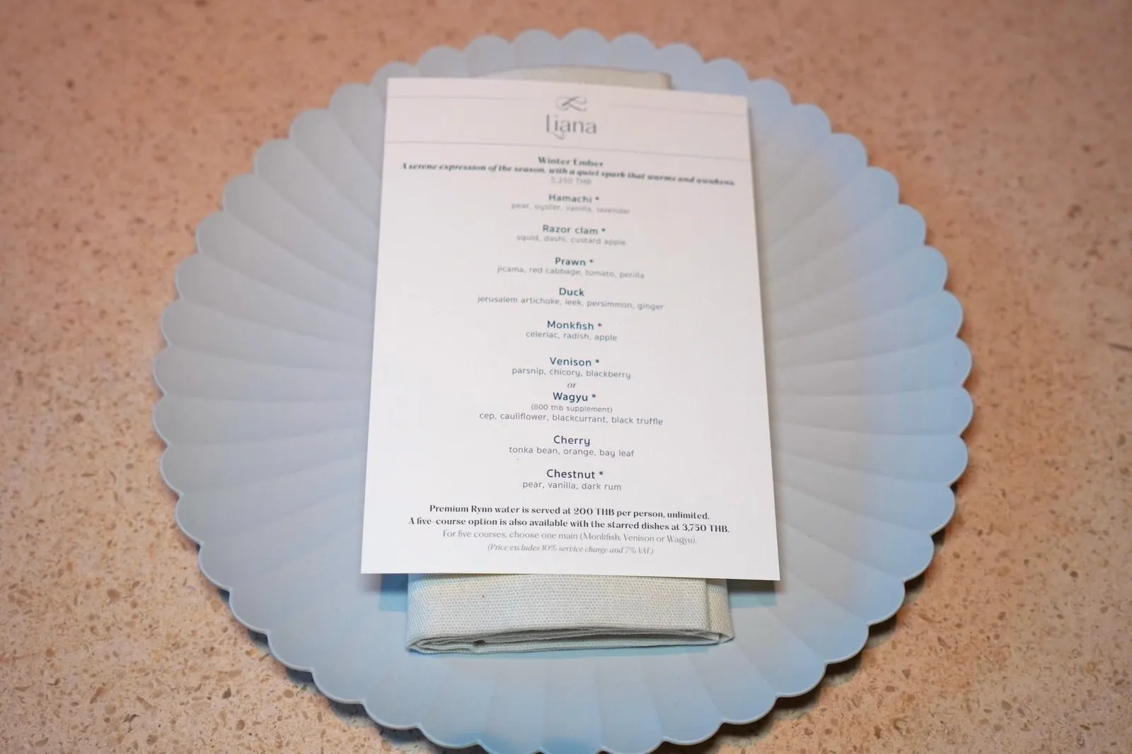 🎗️ Liana นำเสนออาหารที่ใช้วัตถุดิบตามฤดูกาลผ่าน Tasting Menu ชุดเดียว (5 Courses - 3,750++, 8 Courses - 5,250++) เชฟบิ๊กรับหน้าที่ออกแบบเมนูอาหารคาวโดยผสมผสานเทคนิคโมเดิร์นเข้ากันกับวัตถุดิบท้องถิ่นของไทยได้อย่างลงตัว ส่วนเชฟซูฮยอนสามารถนำเสนออาหารหวานออกมาได้อย่างดีเยี่ยมเทียบเท่ากันกับห้องอาหารระดับสูงในยุโรป