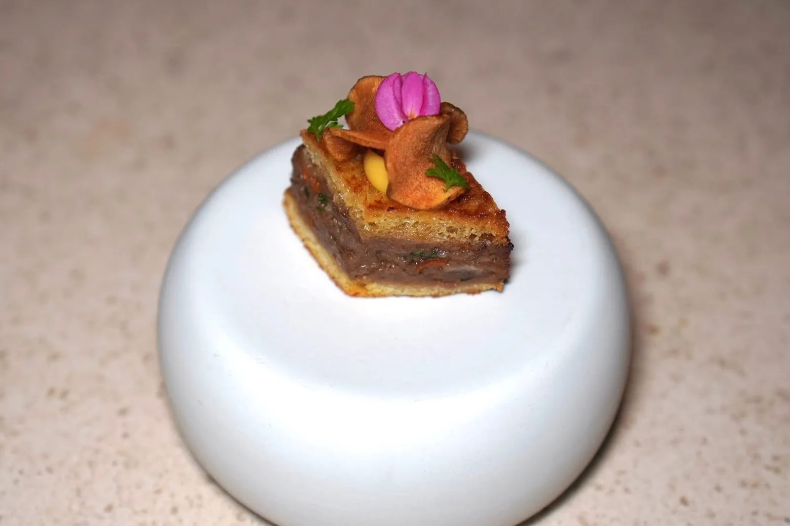 Duckjerusalem artichoke, leek, persimmon, gingerข้าง ๆ กันขาเป็ดตุ๋นปรุงรสประกบด้วยขนมปัง Brioche ด้านบนท็อปด้วยแก่นตะวันกรอบ (14/20)