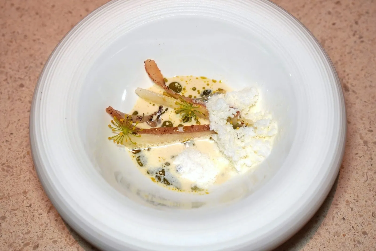 Hamachipear, oyster, vanilla, lavenderเชฟนำลูกแพร์ไปทำการ Compressed กับน้ำมันเลมอนเพื่อให้ลูกแพร์ดึงน้ำมันรสเปรี้ยวเข้าไปบาลานซ์กับความหวานโดยธรรมชาติ ข้าง ๆ กันคือปลาฮามาจิหมักสร้างมิติทางเนื้อสัมผัสที่หนึบสู้ฟันเบา ๆ เชฟเสิร์ฟมากับครีมหอยนางรมและน้ำมันดอกไม้ที่มีกลิ่นหอมโดดเด่น สุดท้ายคือกรานิต้าเวย์ช่วยเรียกความสดชื่นและสร้างความสมดุลทางรสชาติให้กับจาน (14/20)
